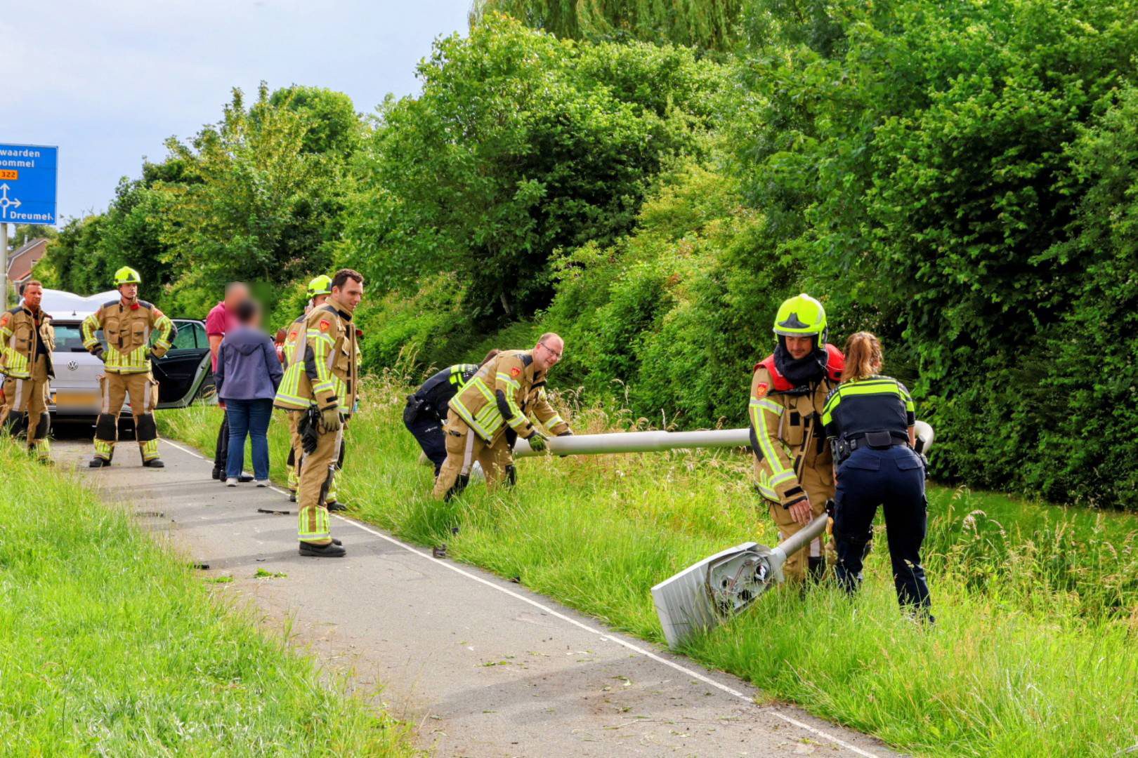 Auto rijdt lantaarnpaal uit de grond en belandt op fietspad