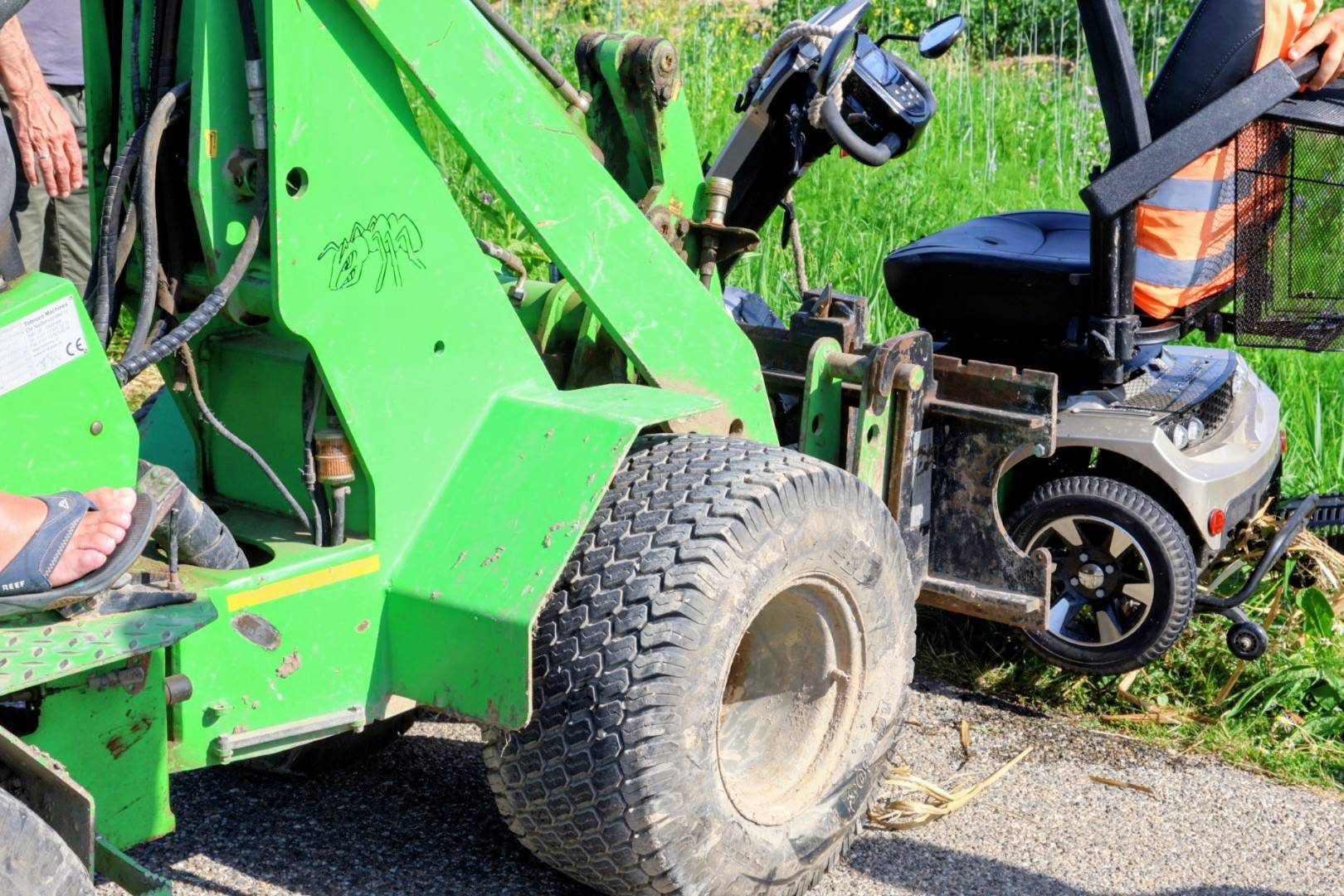 Man met scootmobiel belandt in sloot