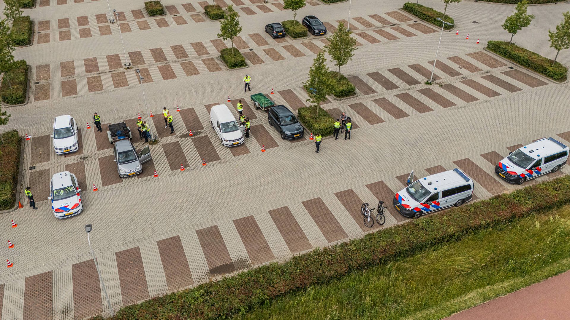 Agenten controleren bestuurders en voertuigen tijdens controle