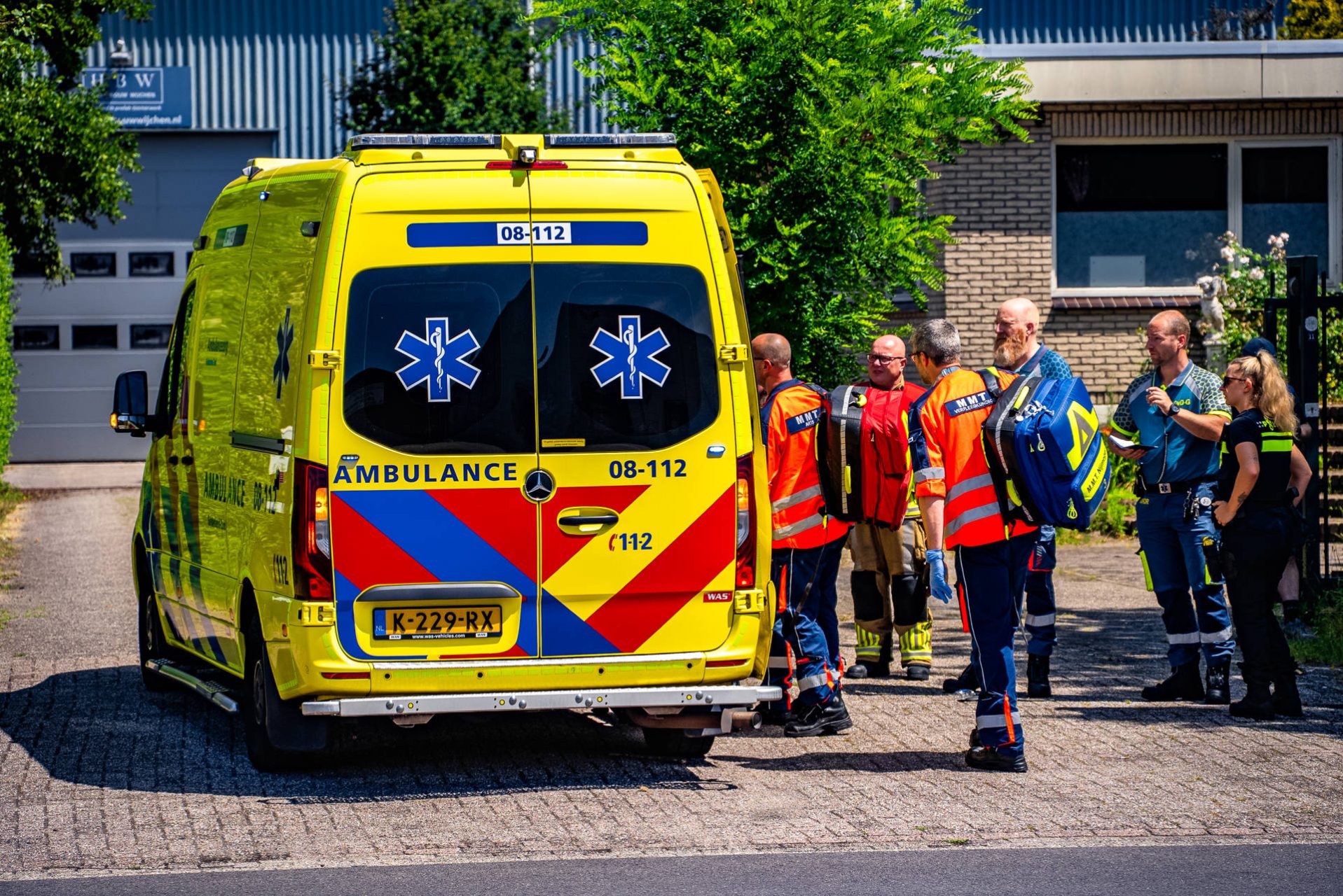 Slachtoffer met spoed naar het ziekenhuis na arbeidsongeval in Wijchen