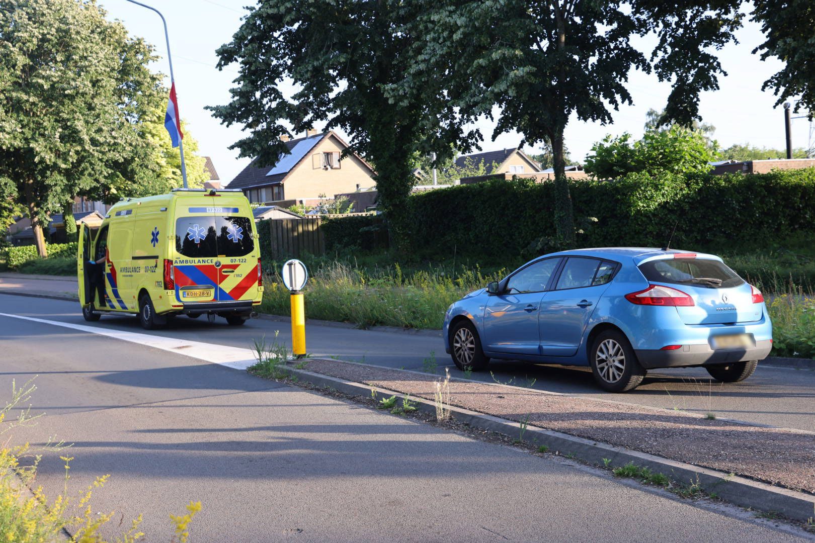 Fietser gewond na botsing met auto op rotonde