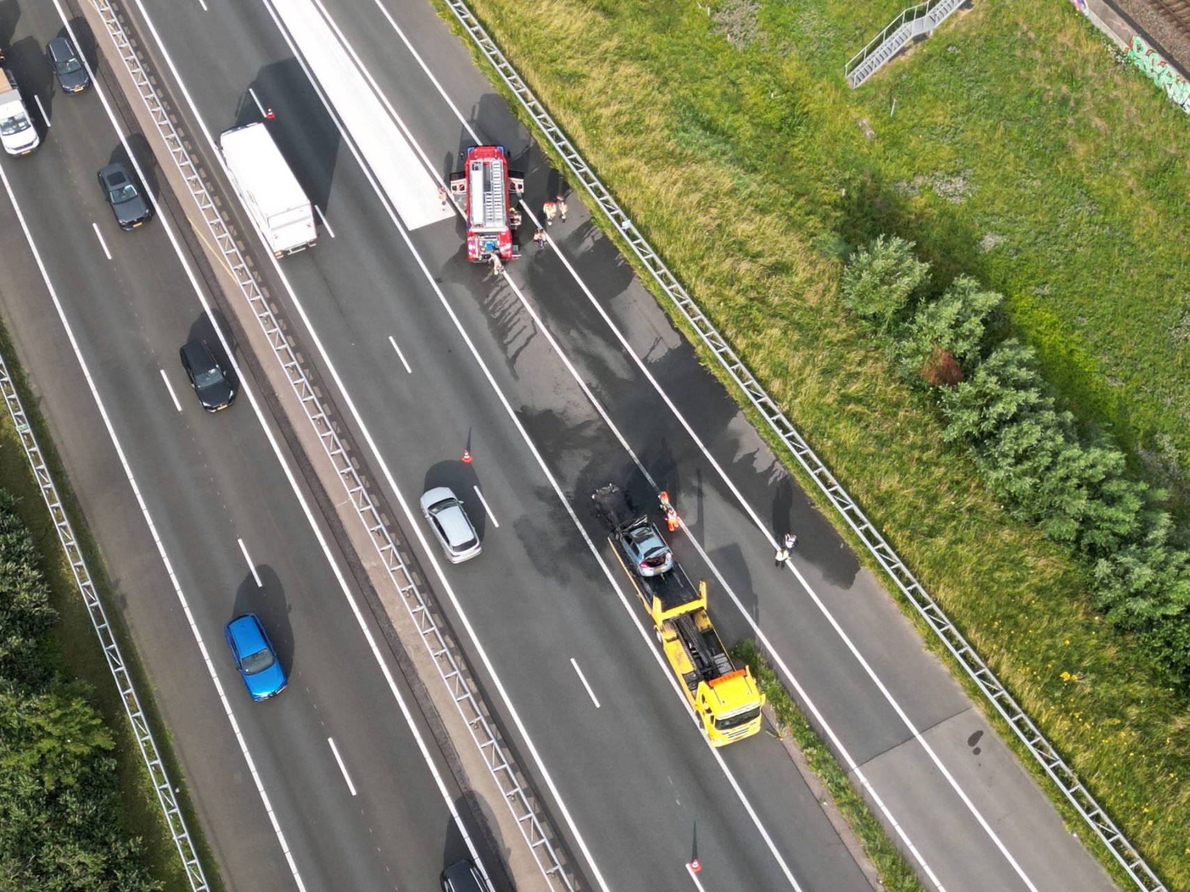 Auto volledig uitgebrand op snelweg