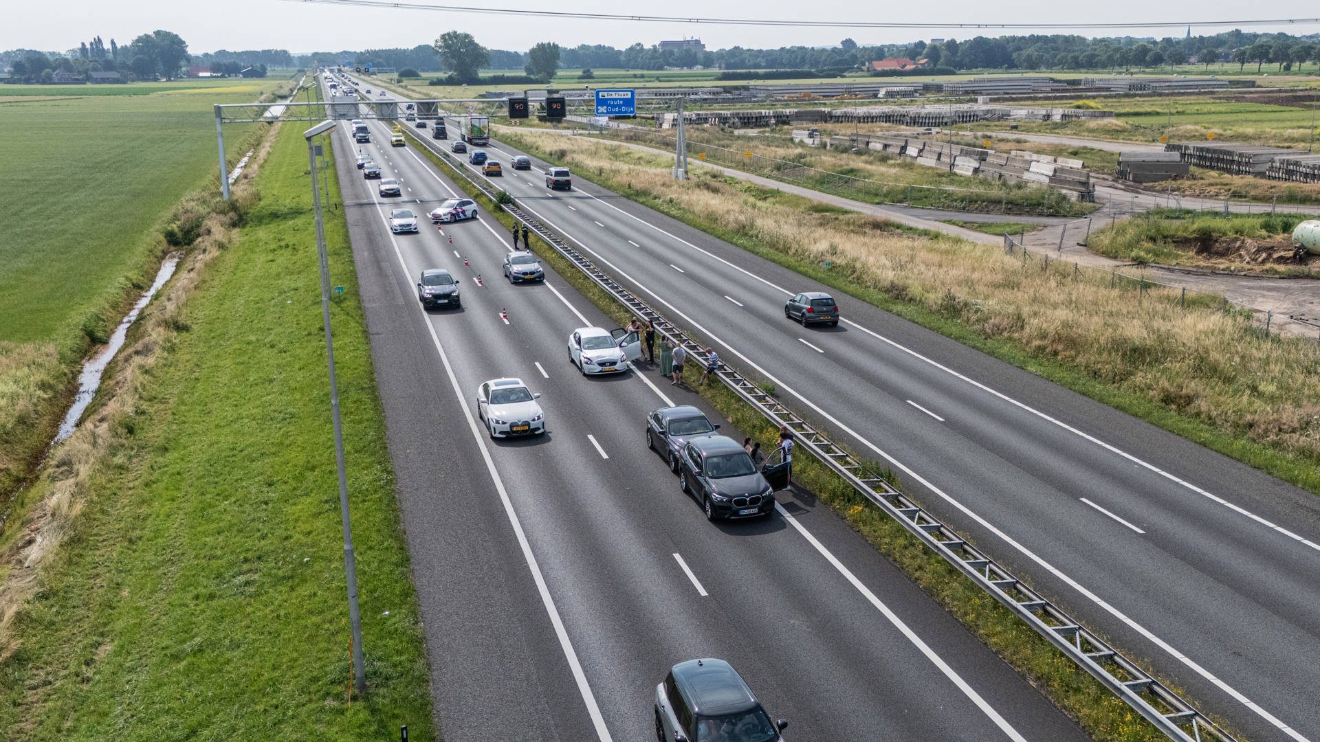 Drie auto’s botsen op snelweg, daarna negeren meerdere bestuurders rode kruis