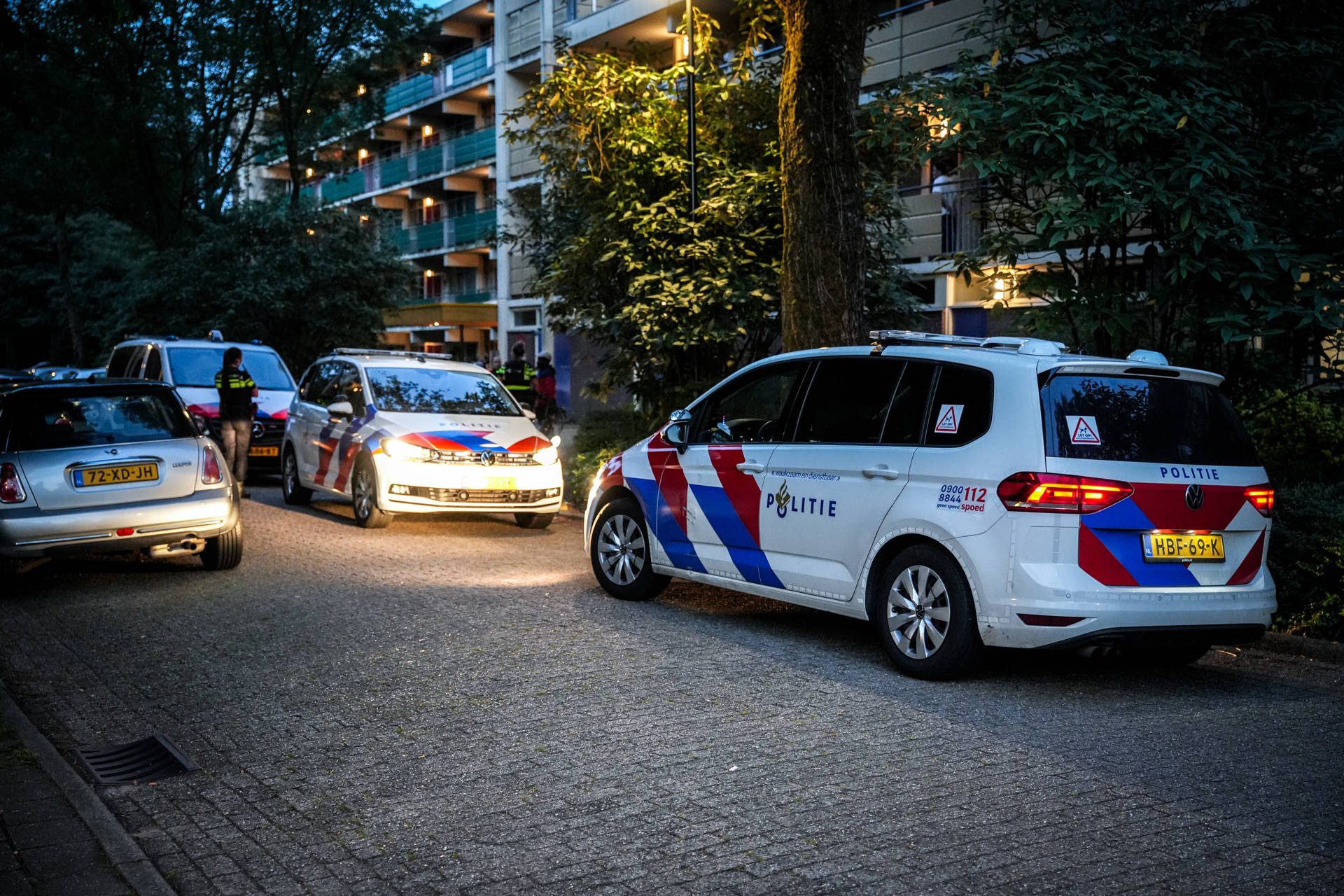 Vuurwapen gevonden in bosjes, één aangehouden in Apeldoorn