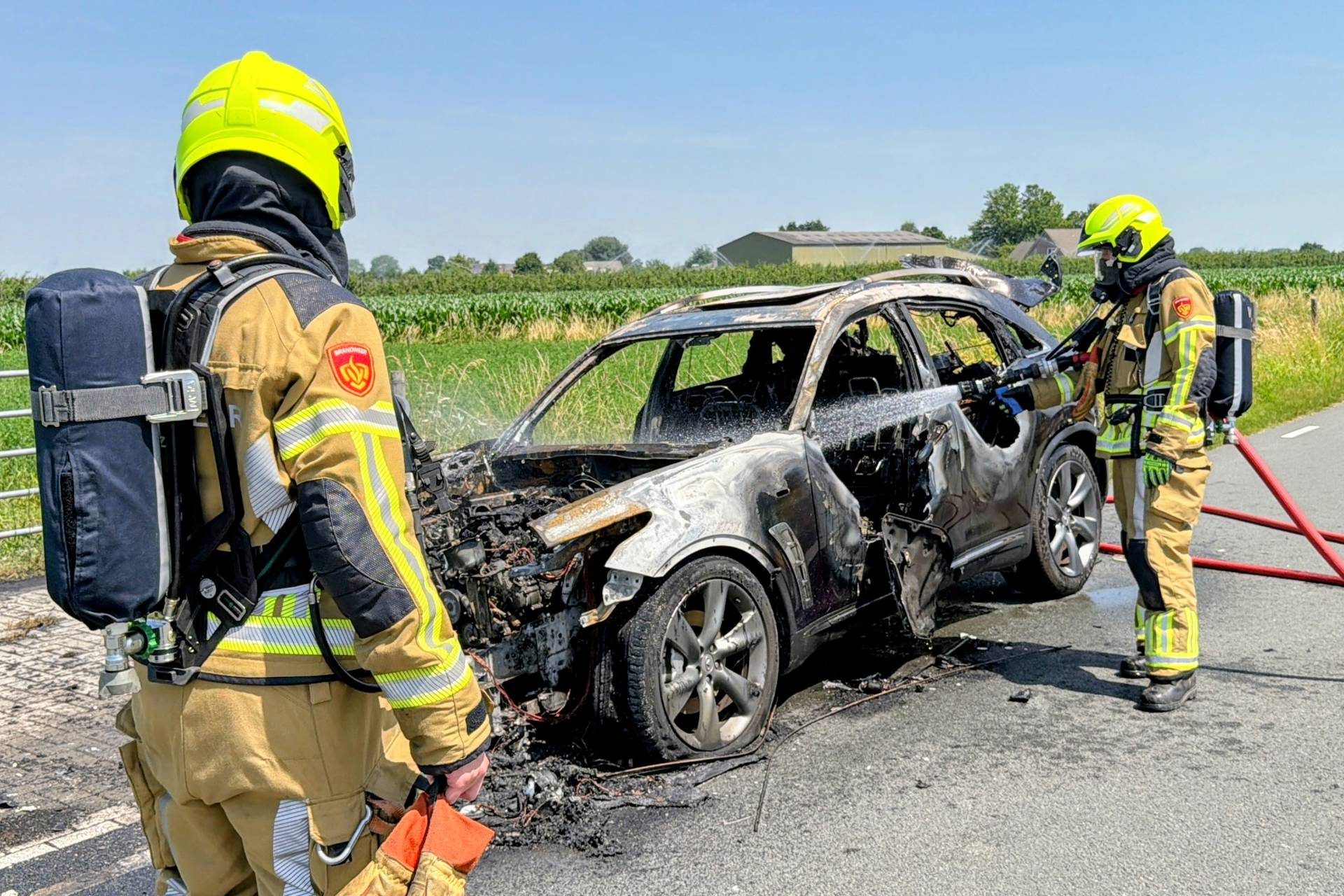 Auto volledig uitgebrand na rook onder motorkap