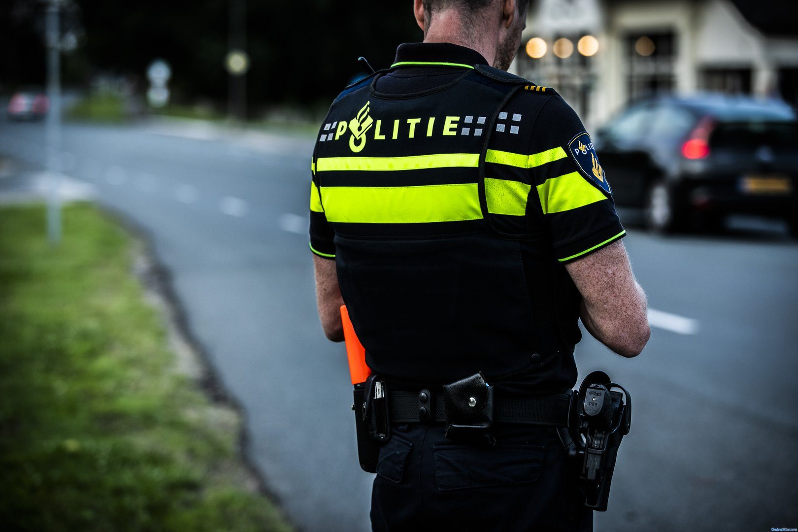 Alerte vrouw laat bewust nep-bankmedewerker binnen
