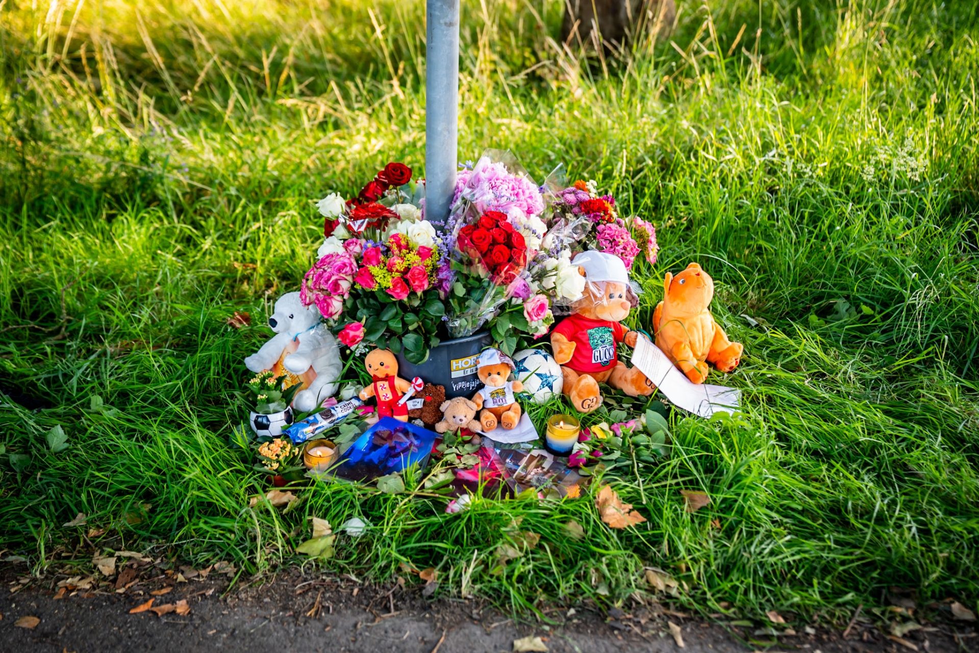 Tientallen bloemen neergelegd voor overleden Sam (13)