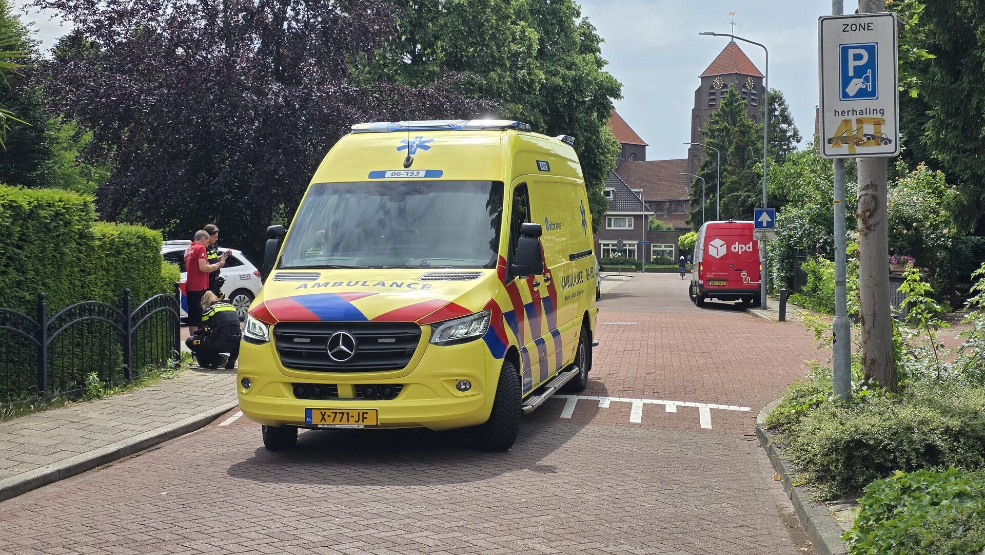 Driewielfietser gewond na botsing met bestelwagen, traumahelikopter opgeroepen