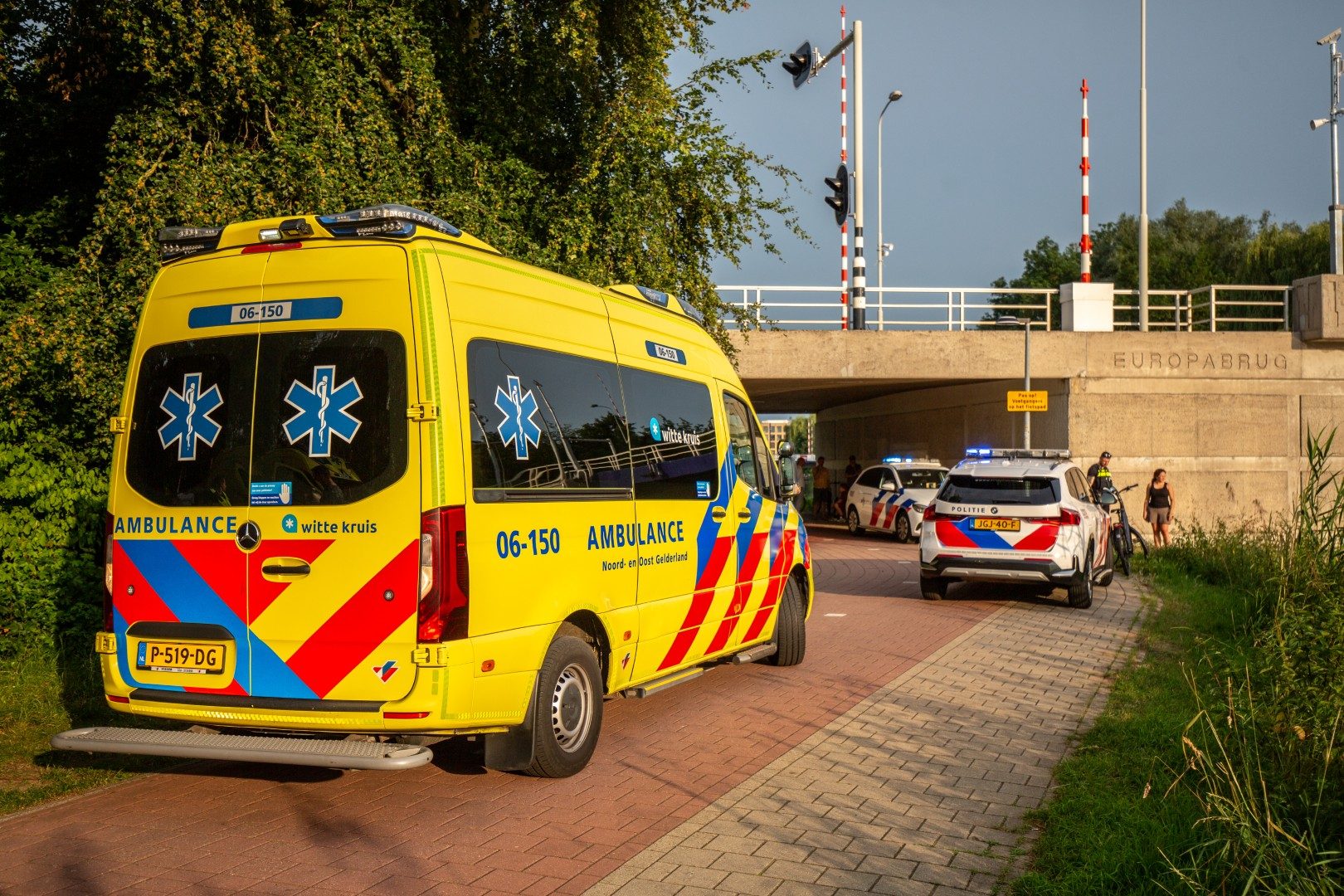 Jongen gewond na sprong van brug