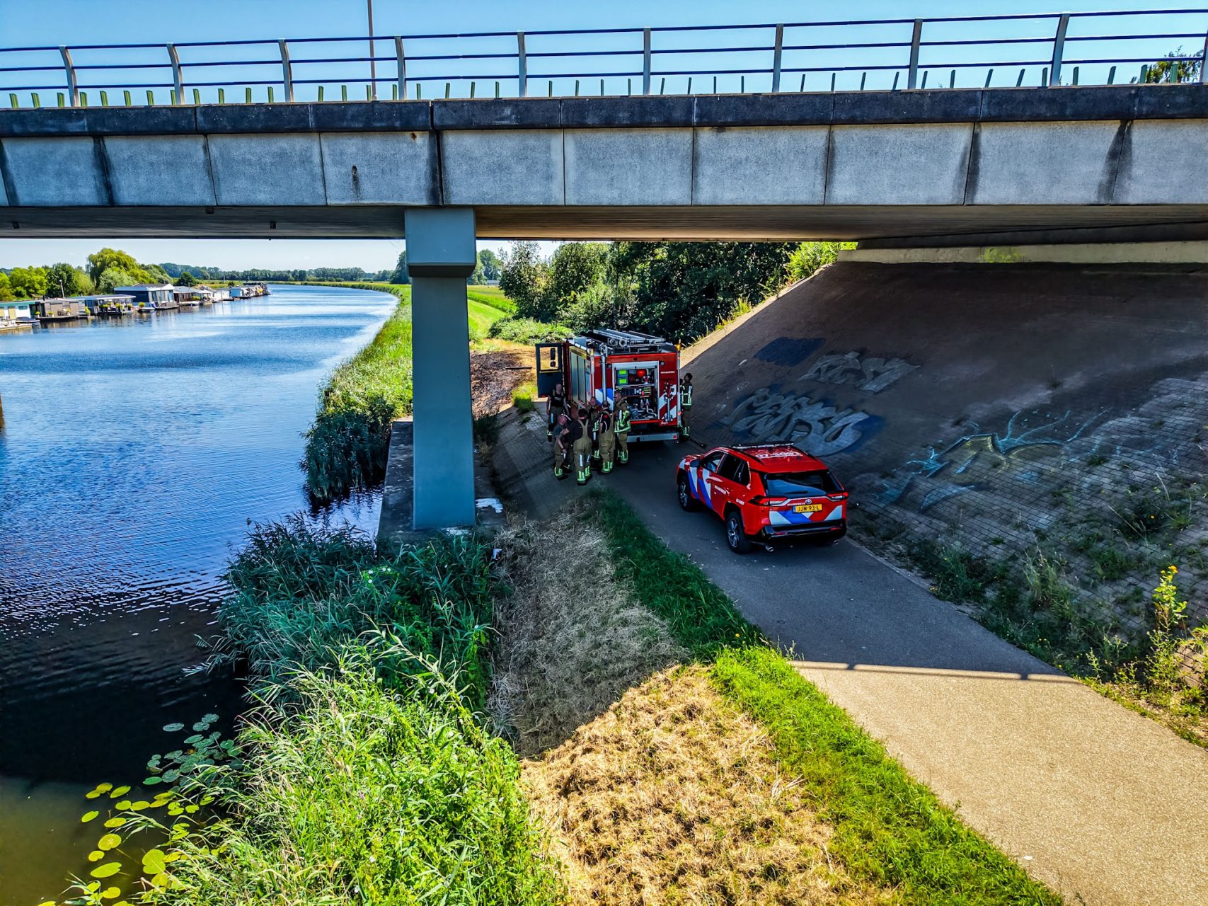 Stuk riet in brand langs fietspad in Doesburg