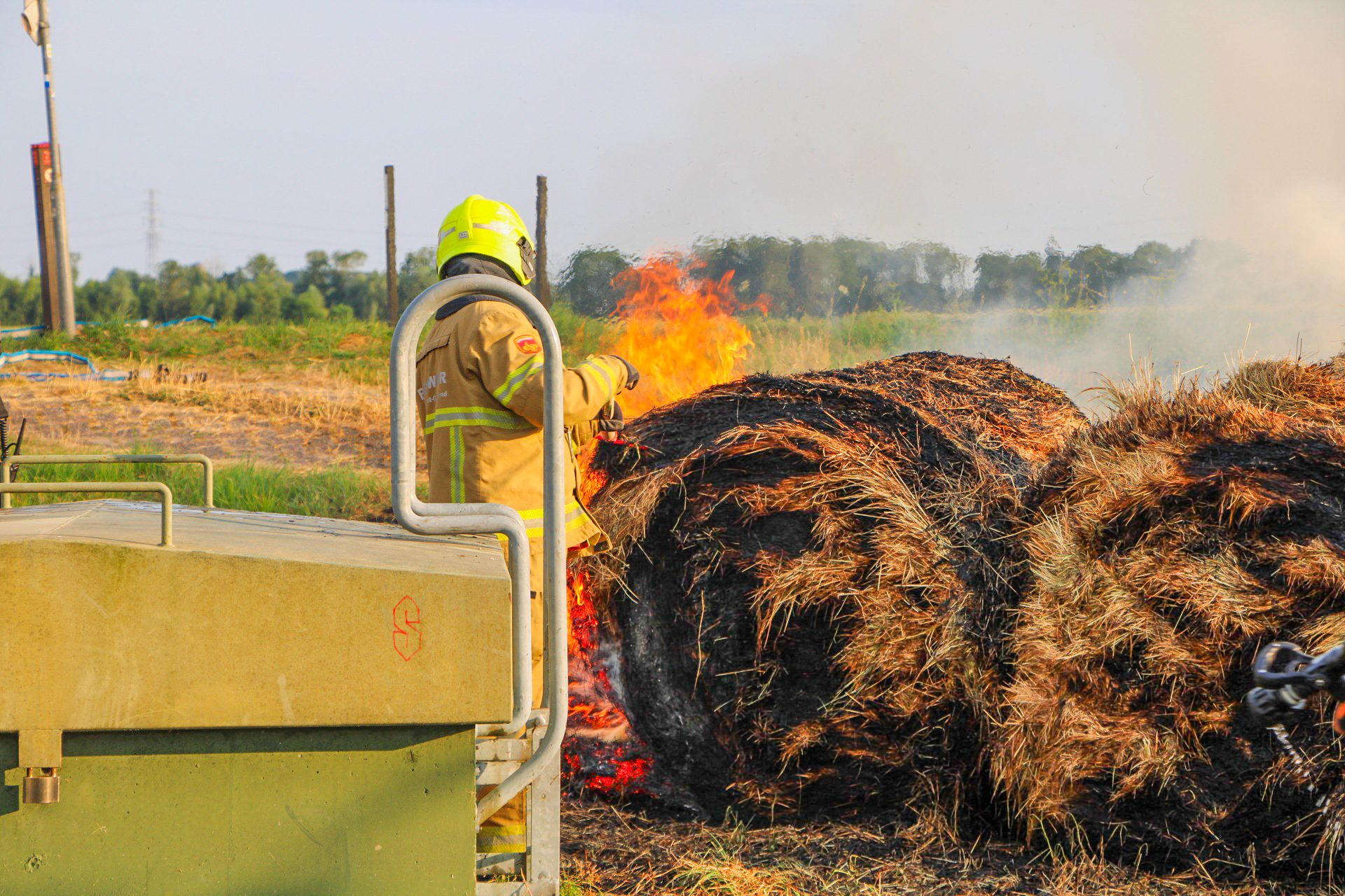 Hooibalen in brand in Eefde, rook trekt richting Zutphen
