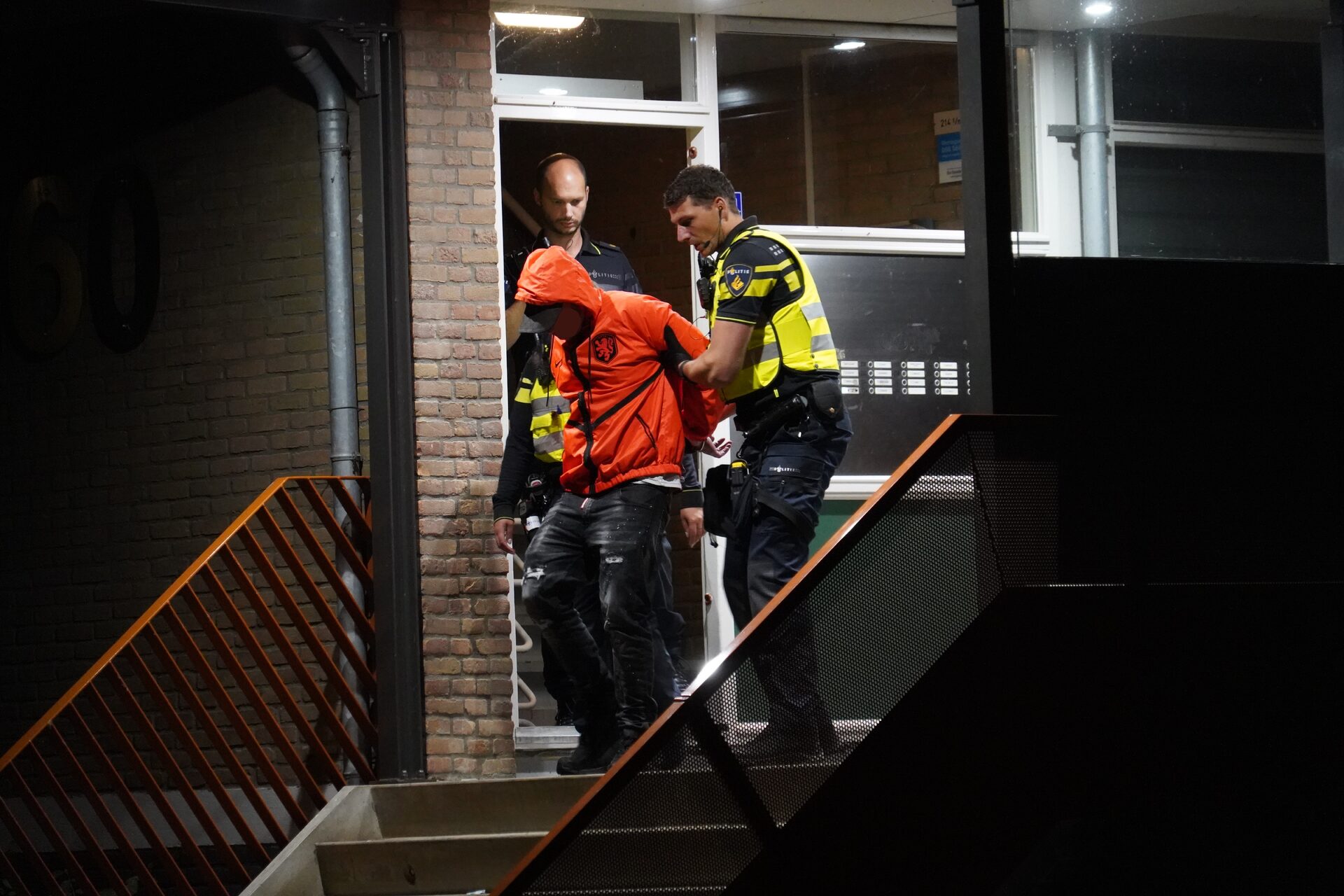 Persoon neergestoken in trappenhuis, verdachte aangehouden