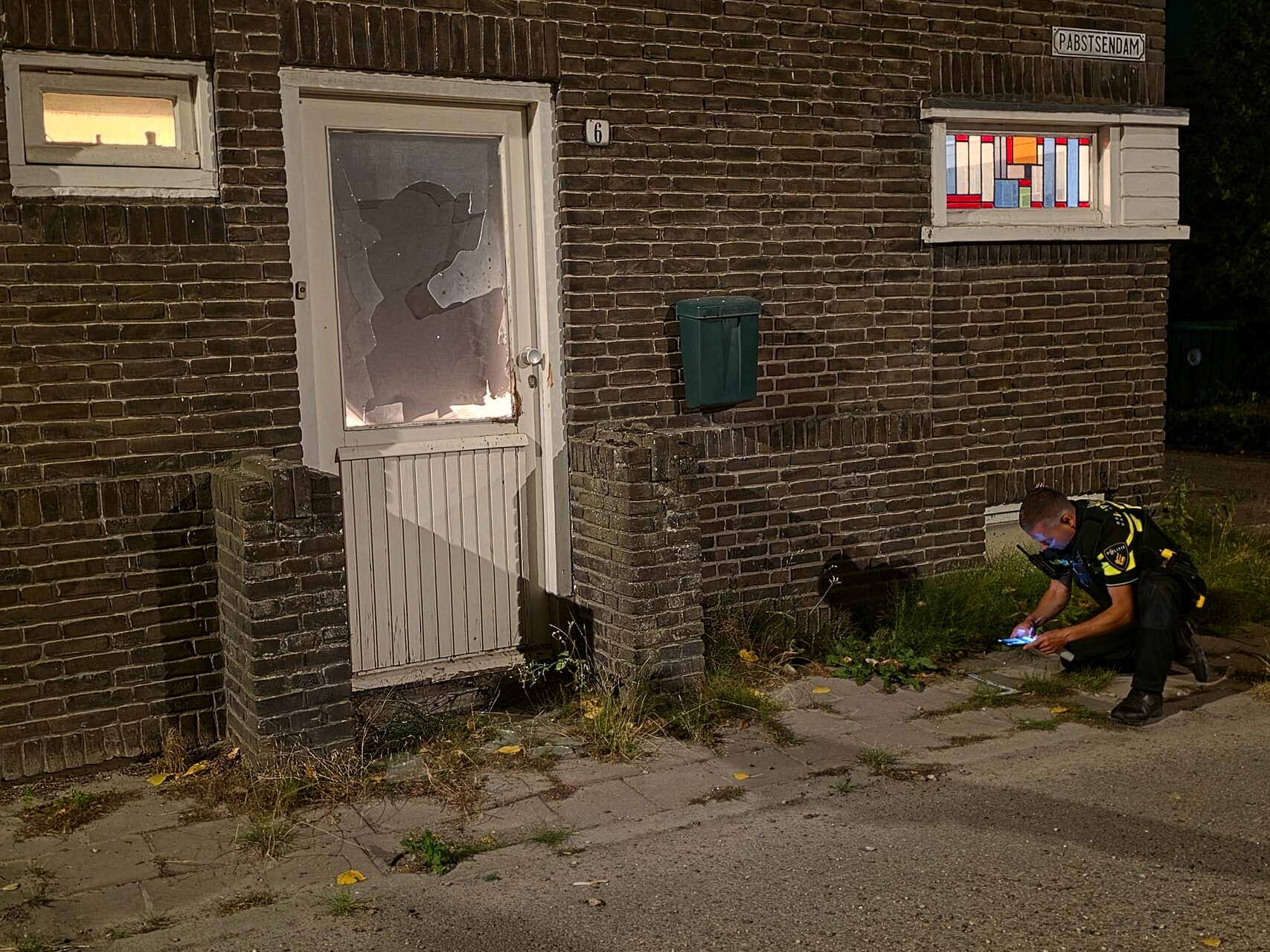 Voordeur van woning beschadigd door explosie in Wageningen