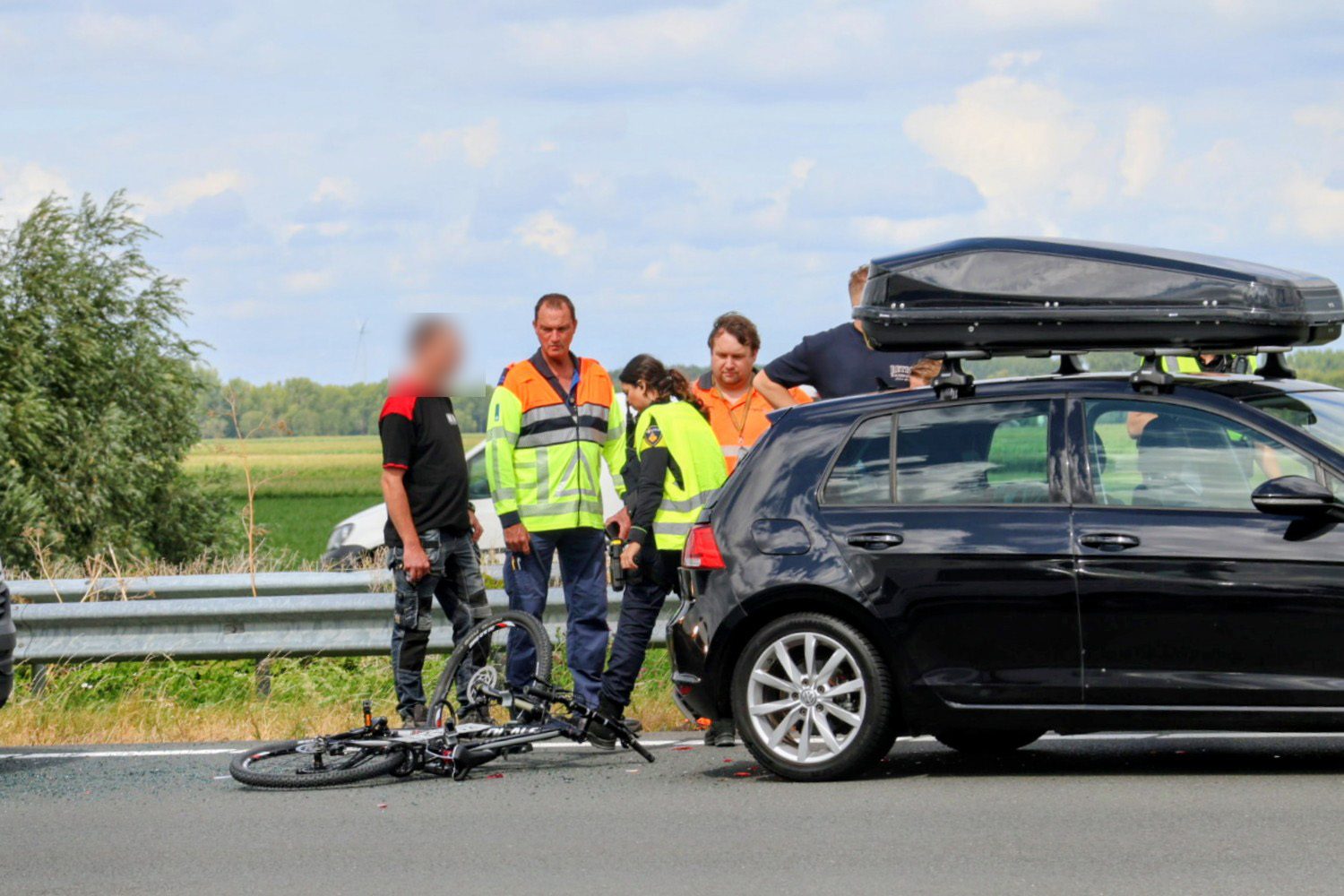 Auto en bedrijfsbus botsen op snelweg