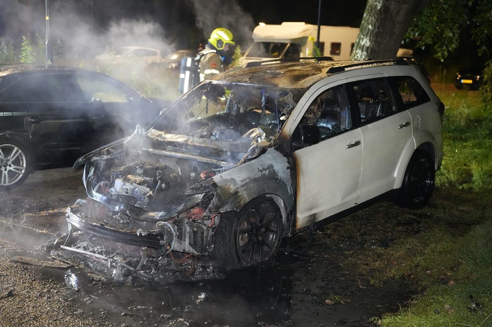 Geparkeerde auto uitgebrand, mogelijk brandstichting