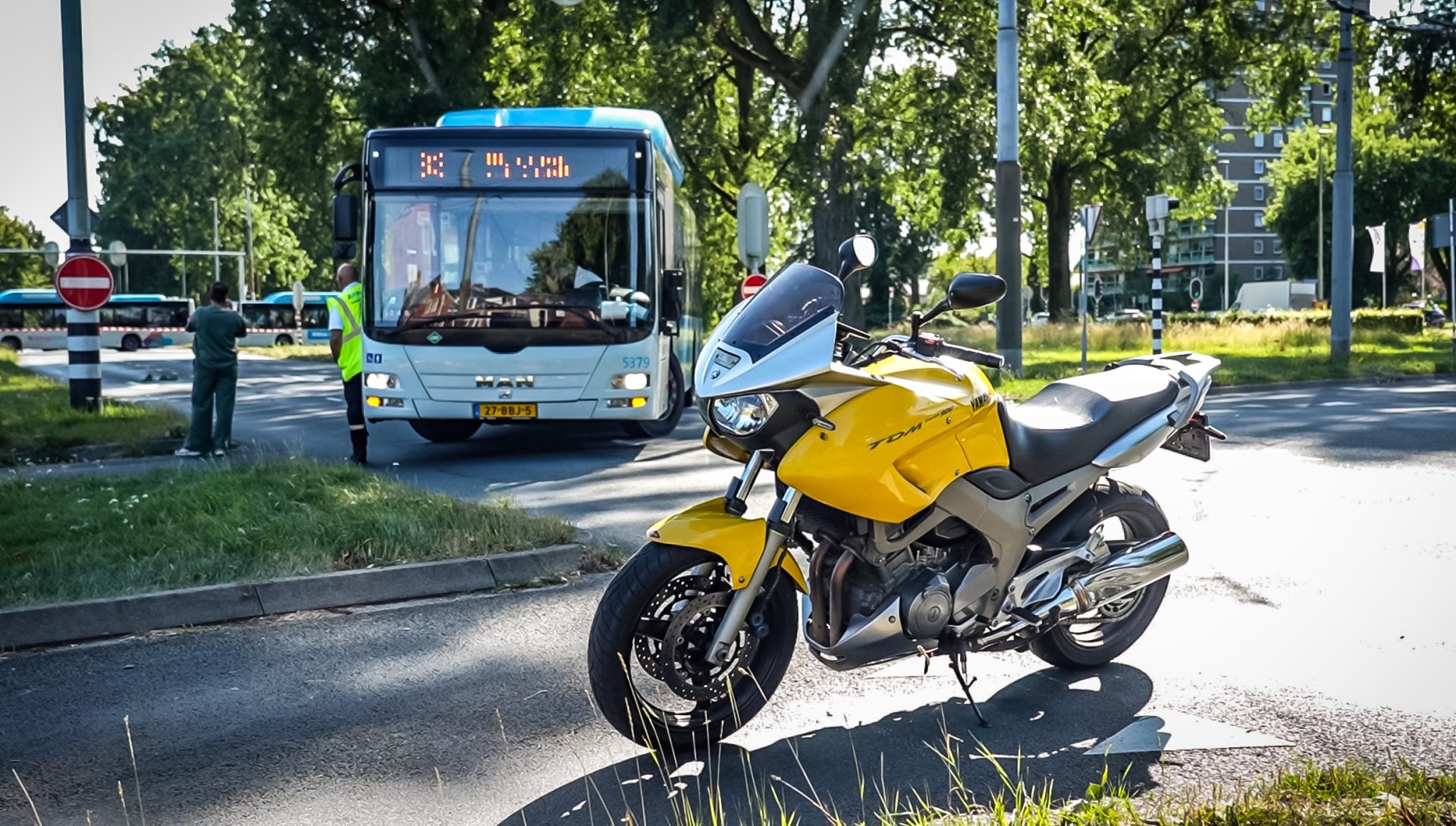 Motorrijder ernstig gewond na botsing met bus