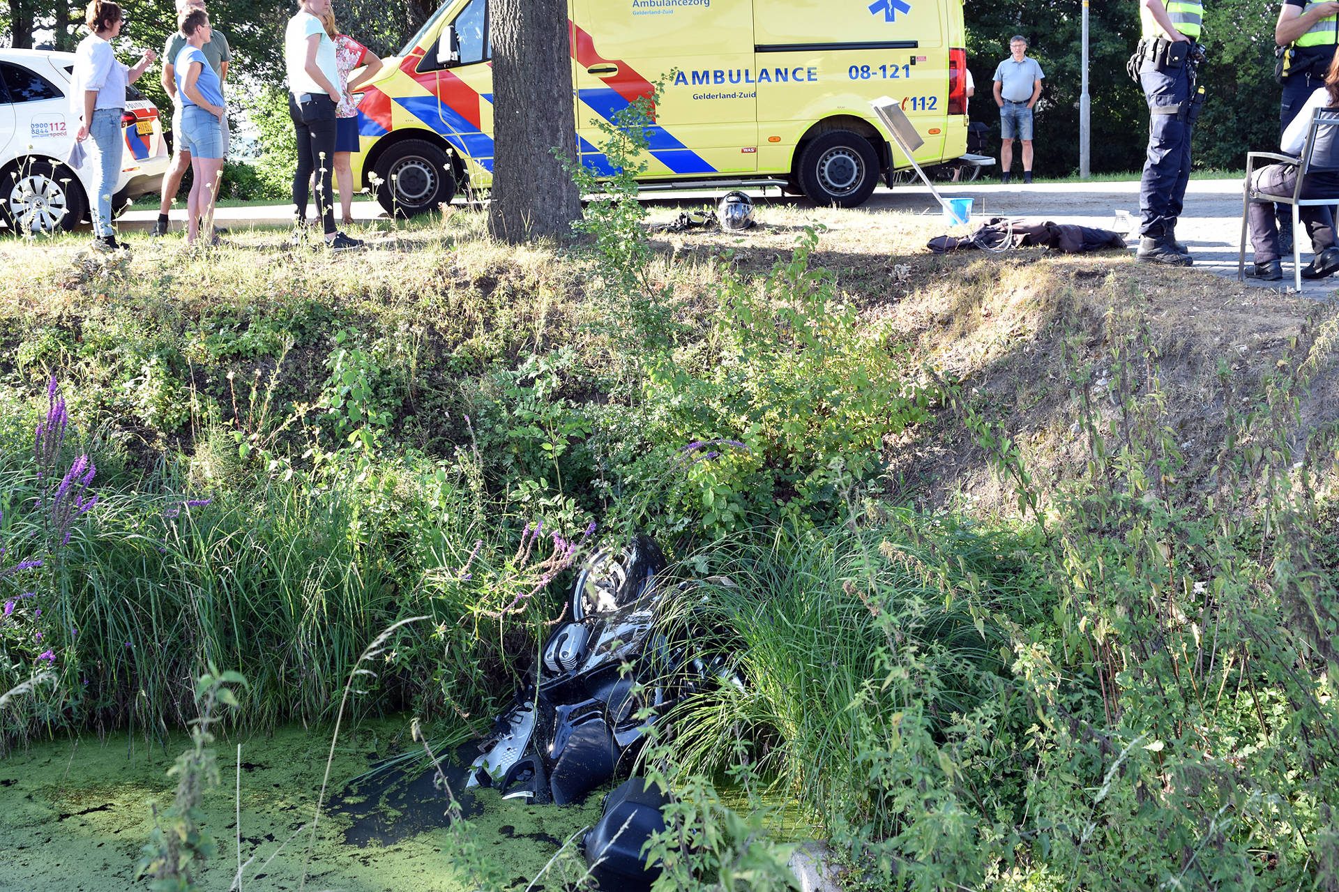 Motor belandt in sloot na schuiver, twee gewonden
