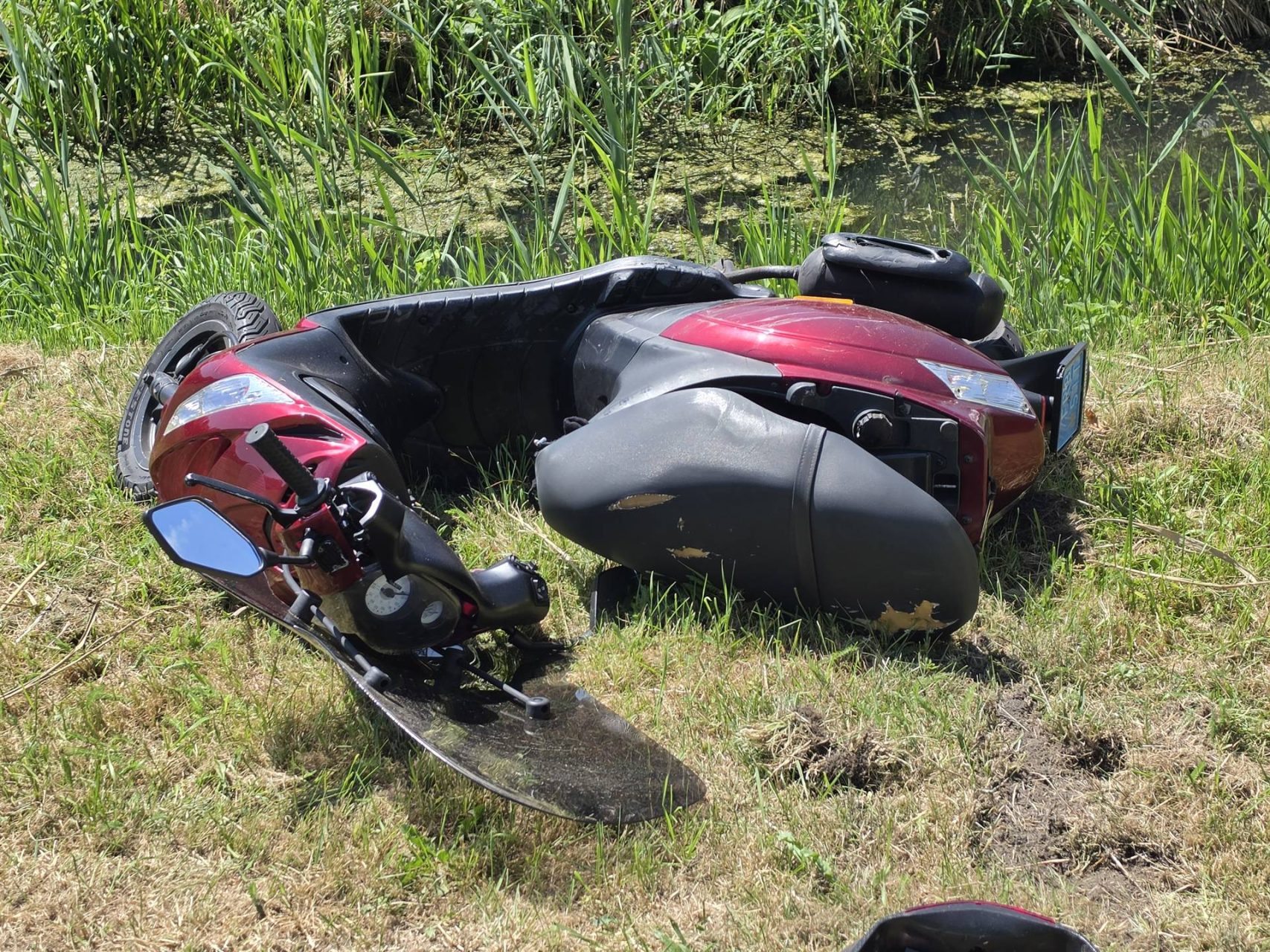 Scooter en auto botsen op kruising
