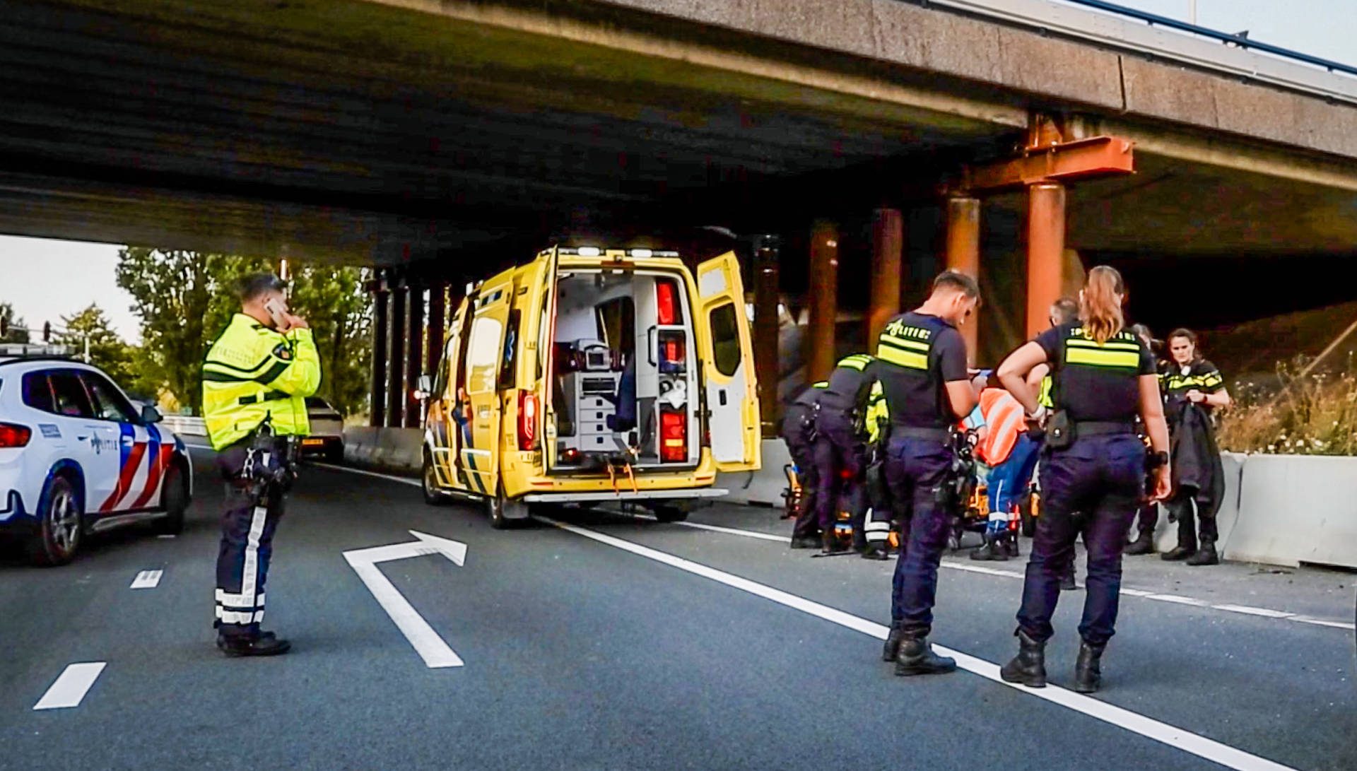 Motorrijder hard onderuit, komt tegen vangrail tot stilstand