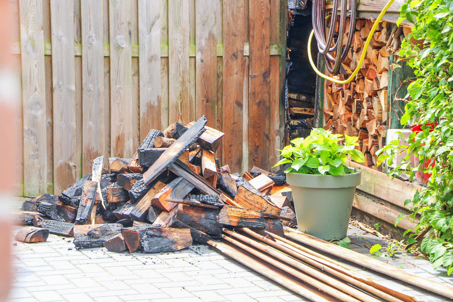 Schuur met houtblokken in brand in Brummen