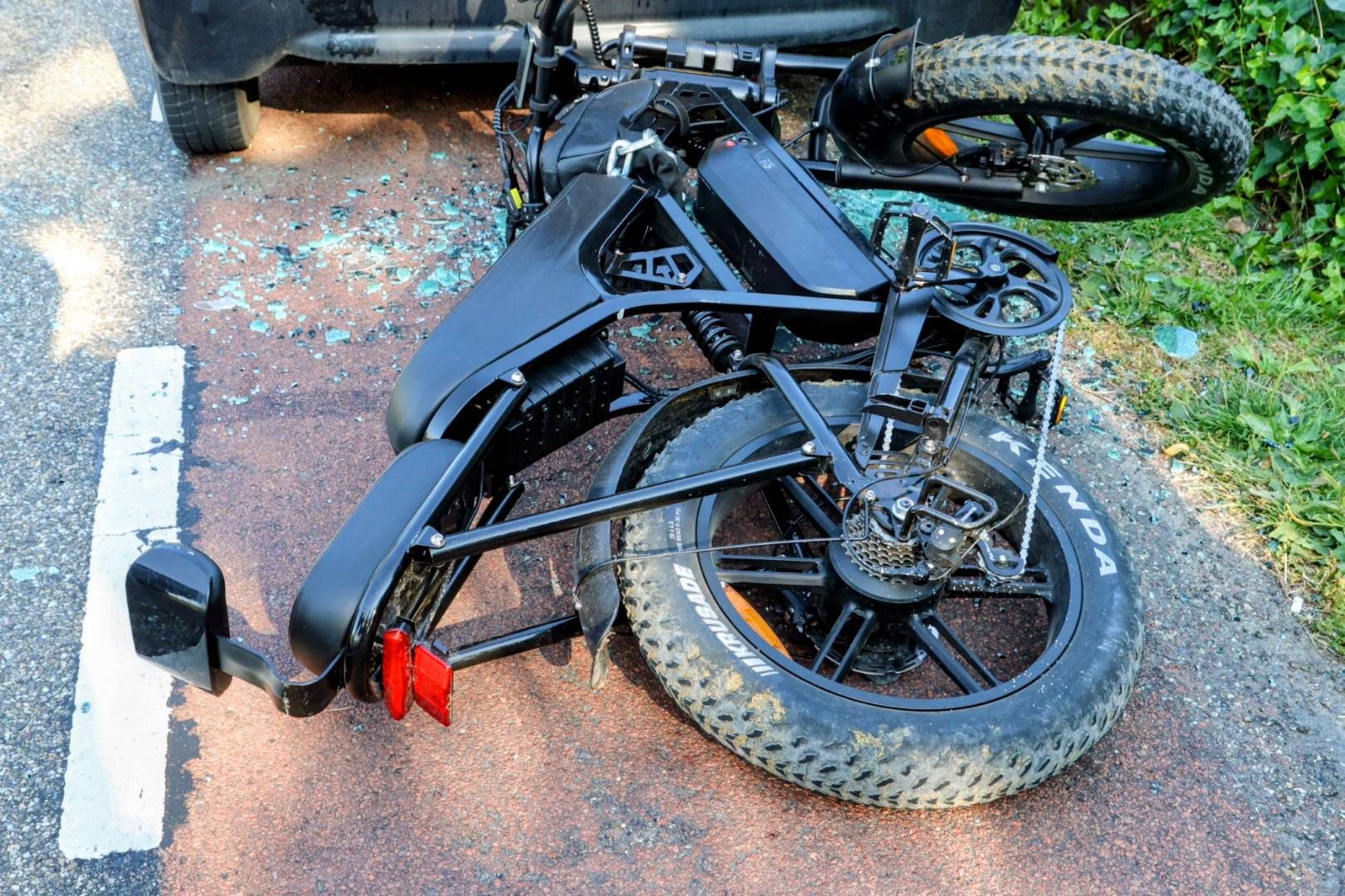 Vrouw op fatbike botst op geparkeerde auto