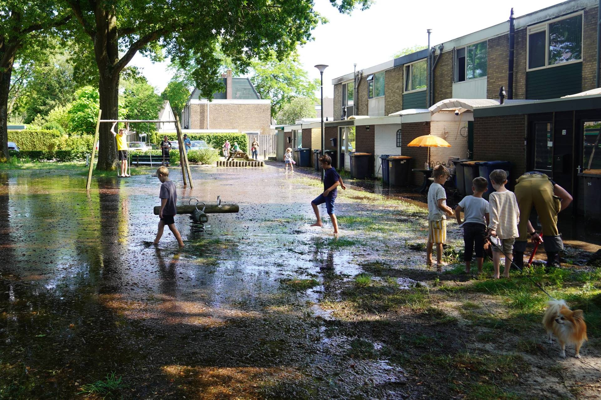 Kinderen vermaken zich in ondergelopen speelveld