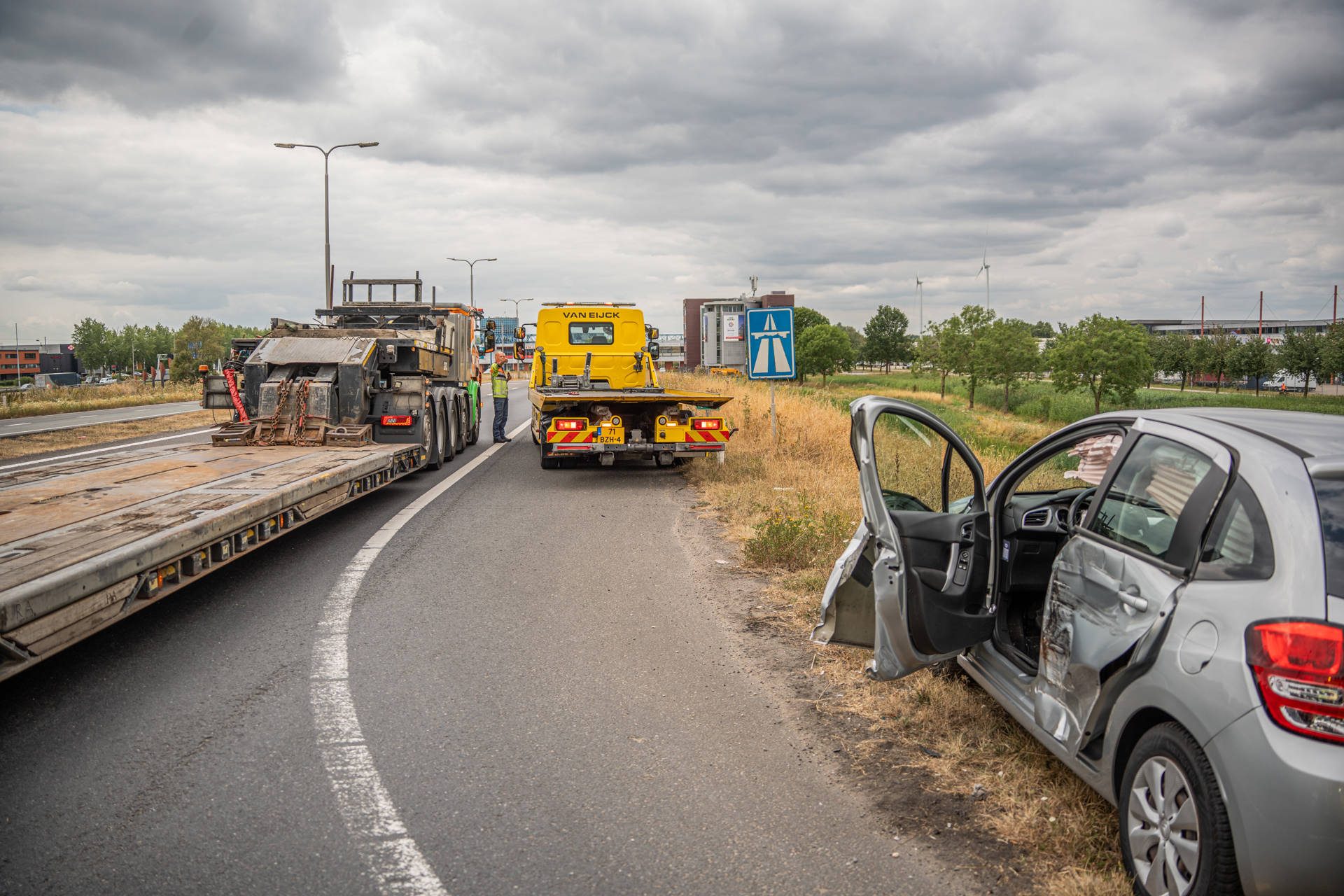 Auto raakt zwaar beschadigd door uitzwaaiende dieplader