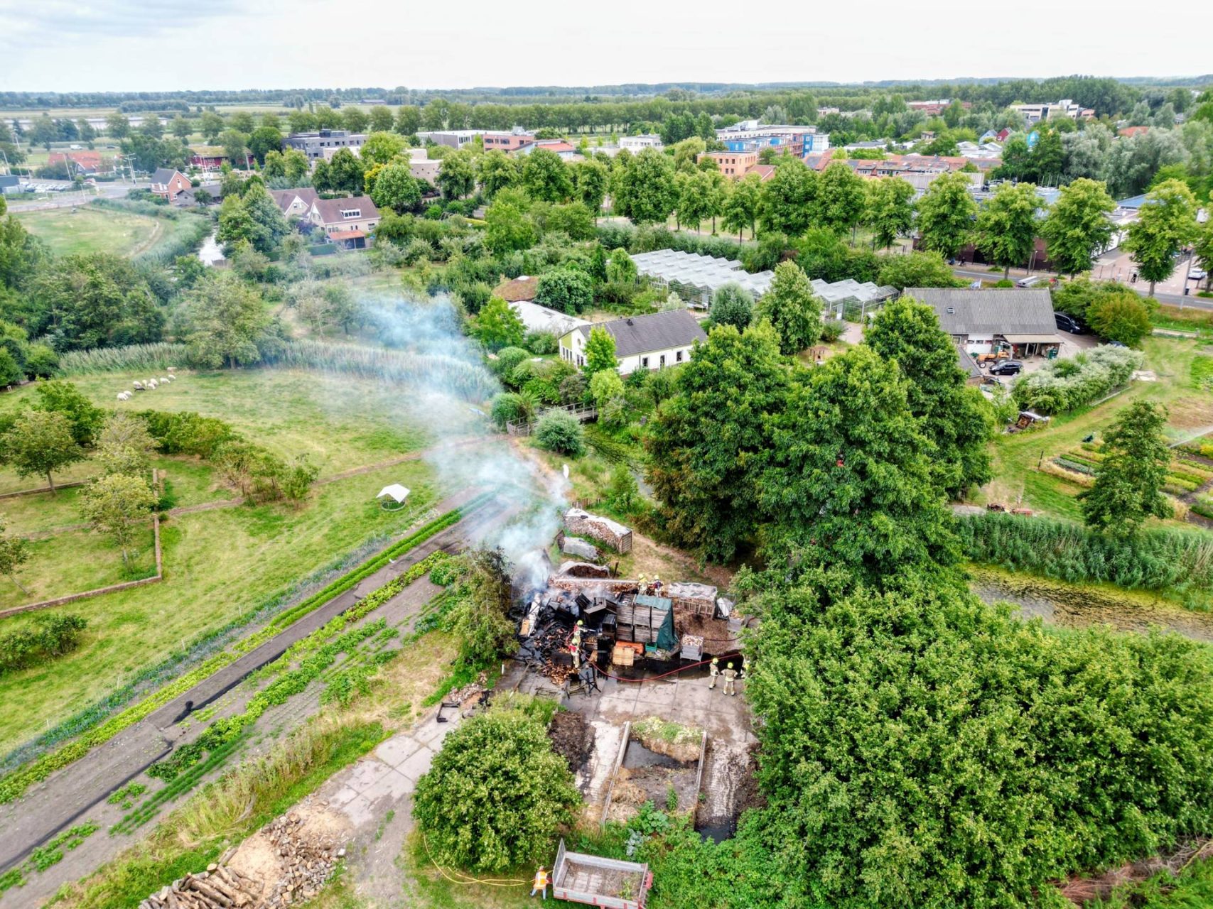 Brand verwoest schuurtje en grote hoeveelheid houten kisten