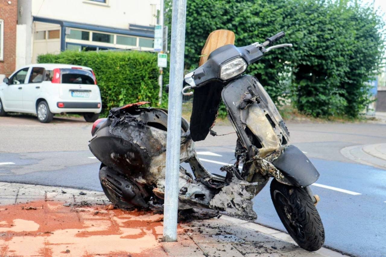 Scooter vliegt tijdens rit in brand