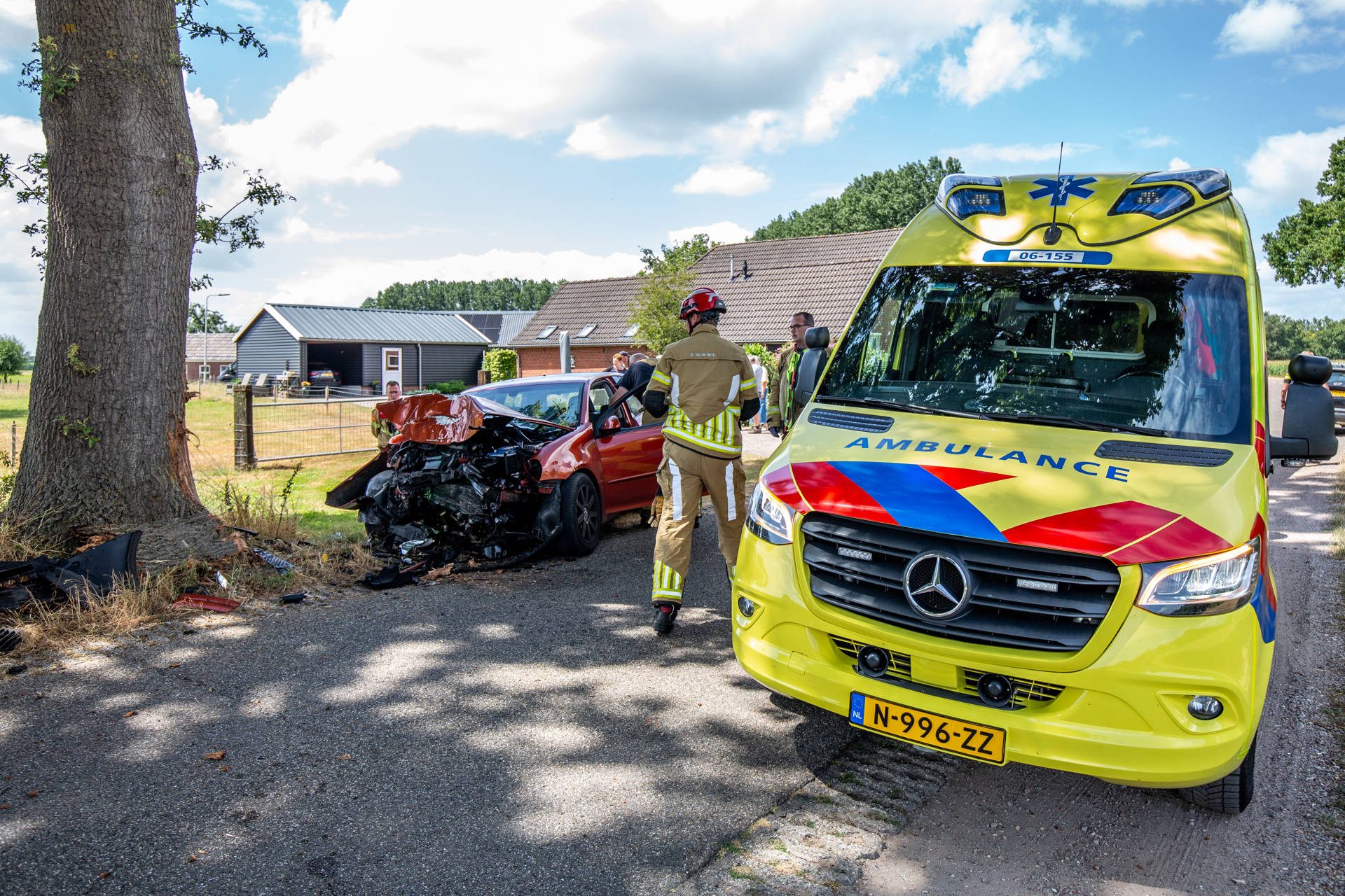 Auto botst tegen boom bij eenzijdig ongeval, één gewonde