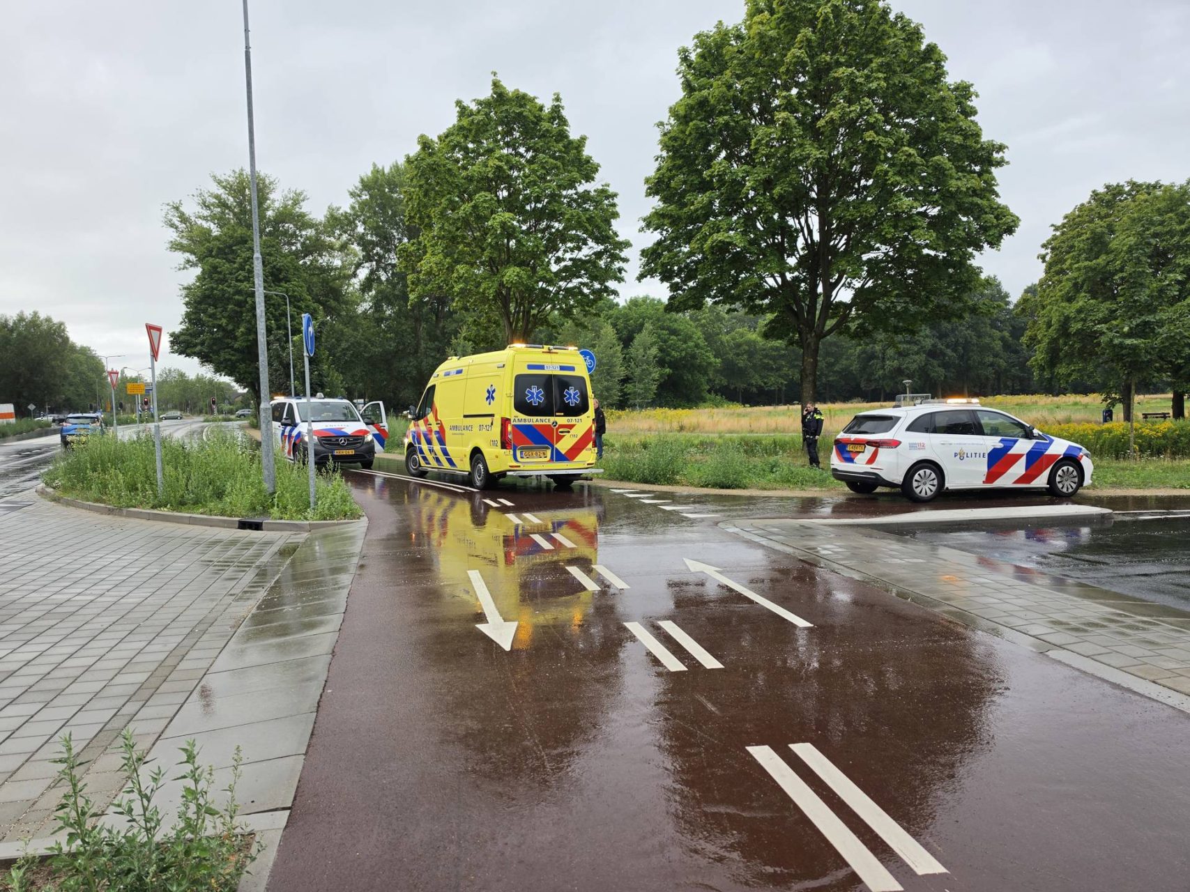 Fietser naar ziekenhuis na aanrijding met auto in Wageningen