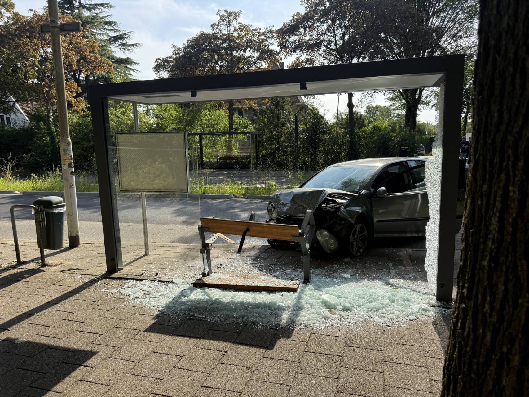 Auto botst na aanrijding tegen bushokje