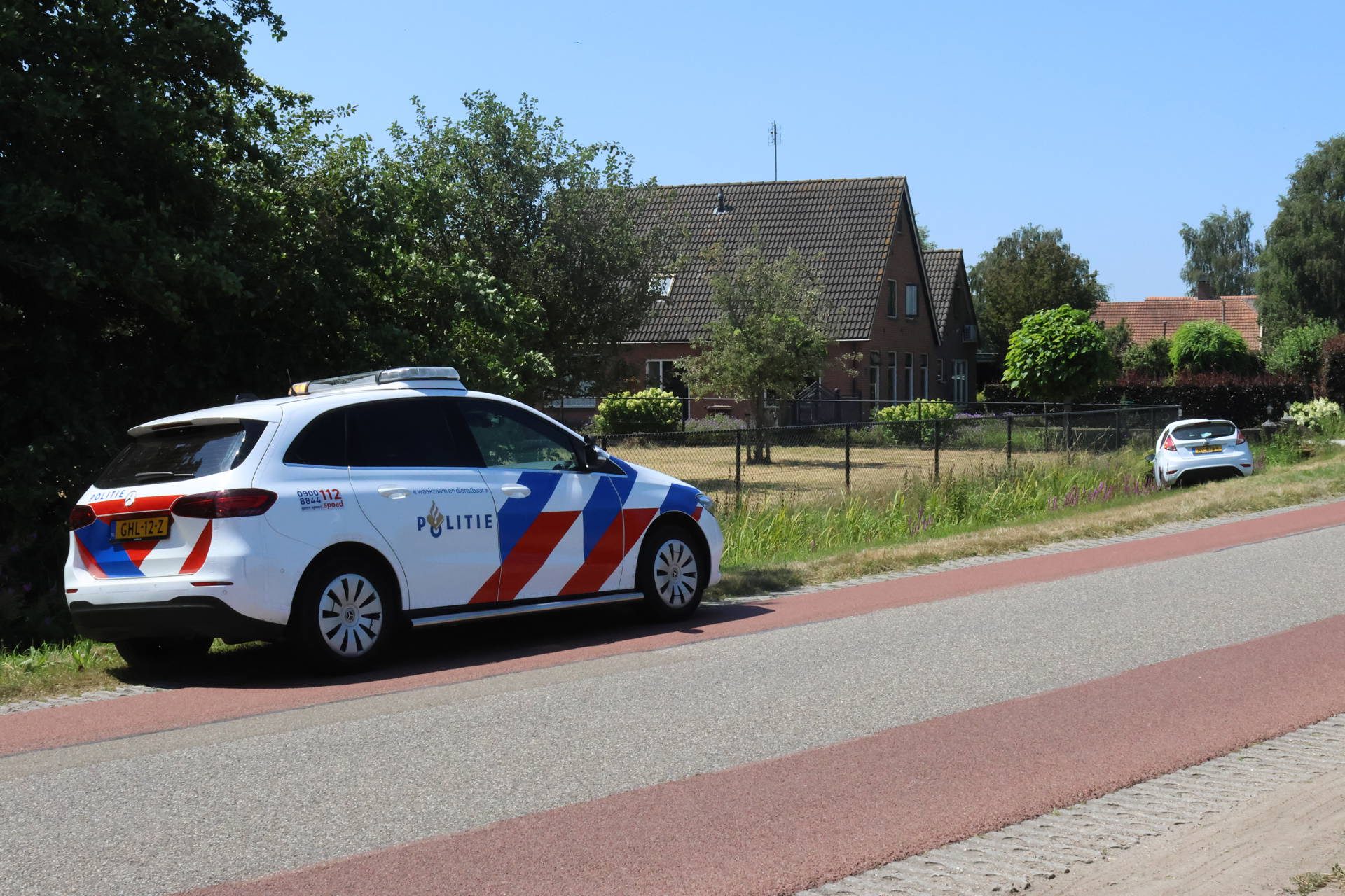 Fietsster gewond, auto belandt in greppel