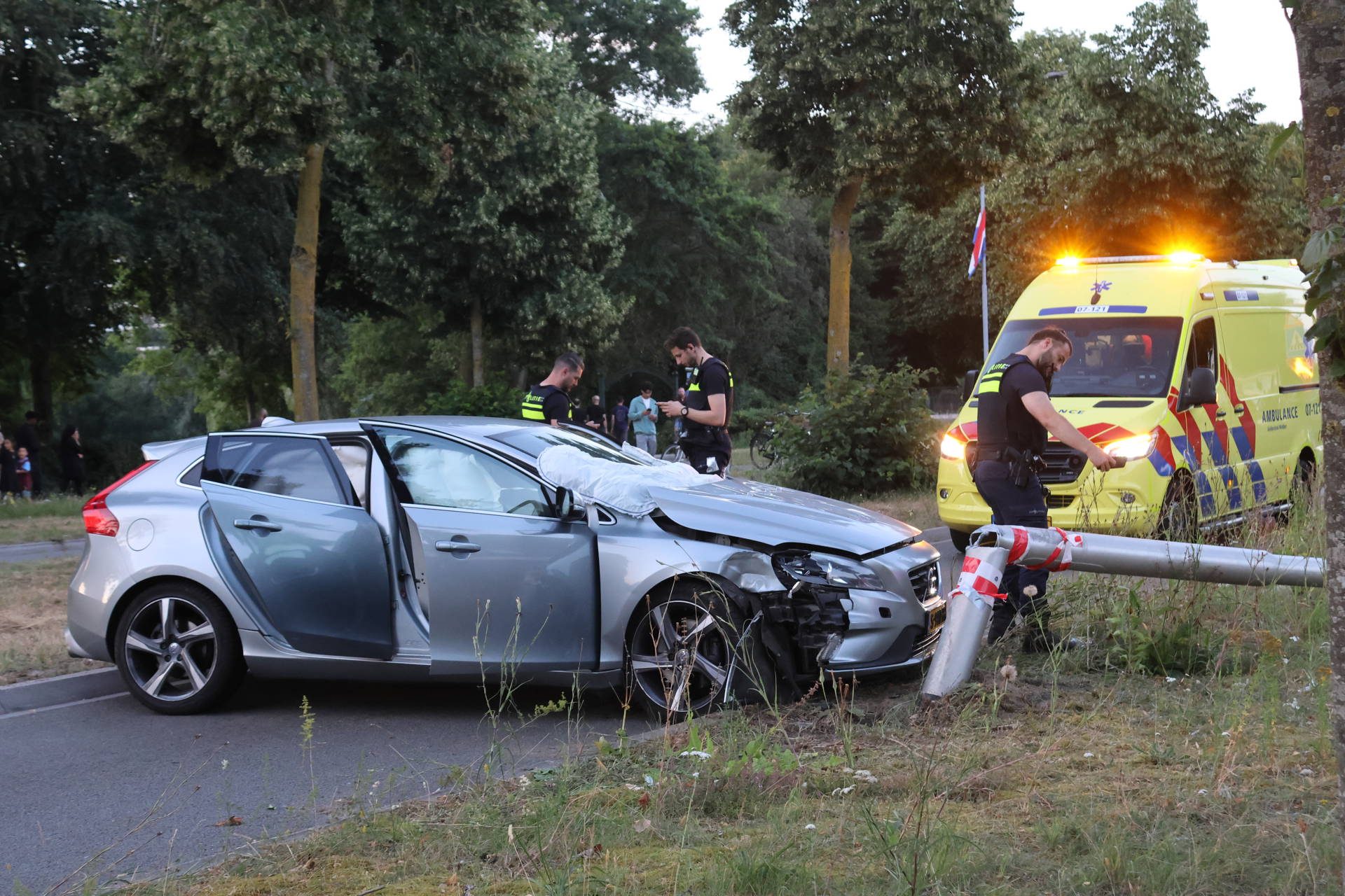 Auto knalt op lantaarnpaal en raakt total loss na eenzijdig ongeluk