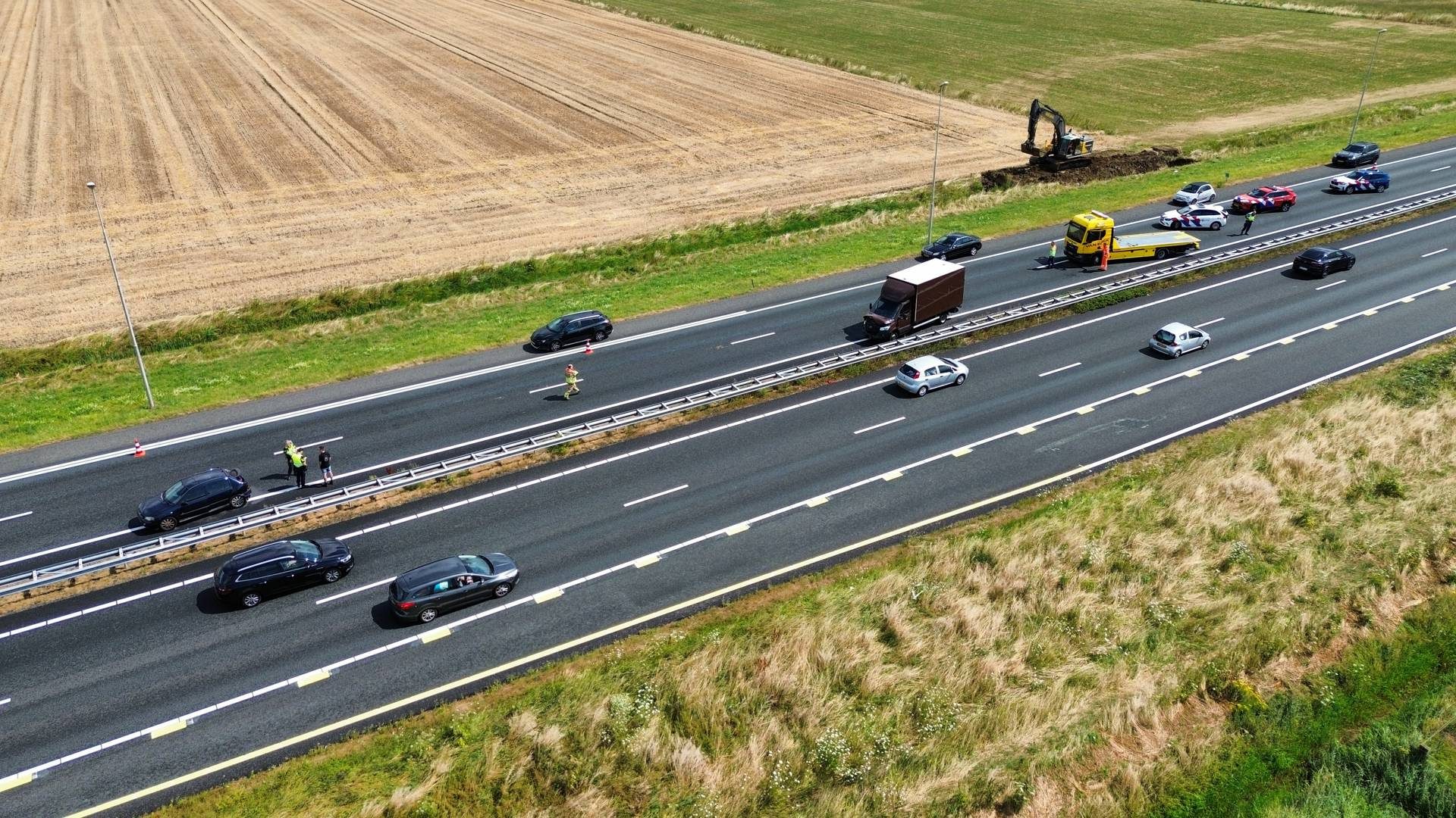 Bestelbus en auto botsen op snelweg