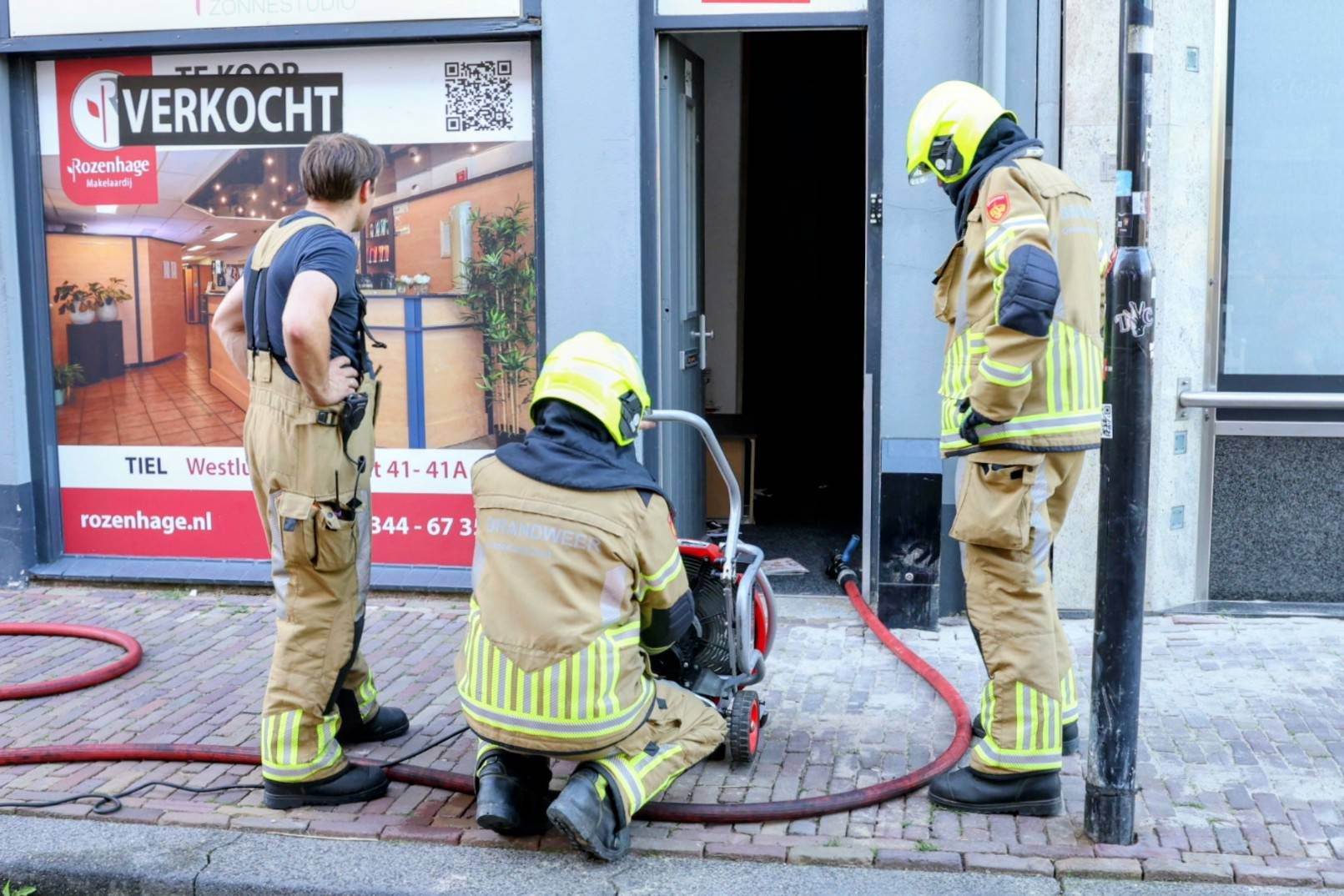Brandweer breekt woning open na rookmelding