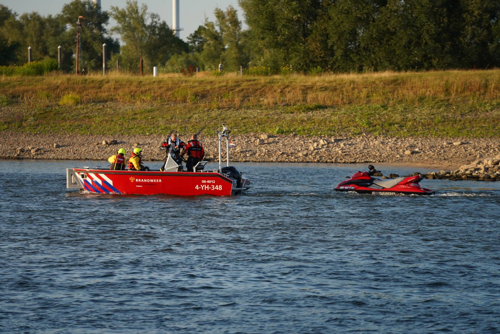 Brandweer sleept jetski uit rivier