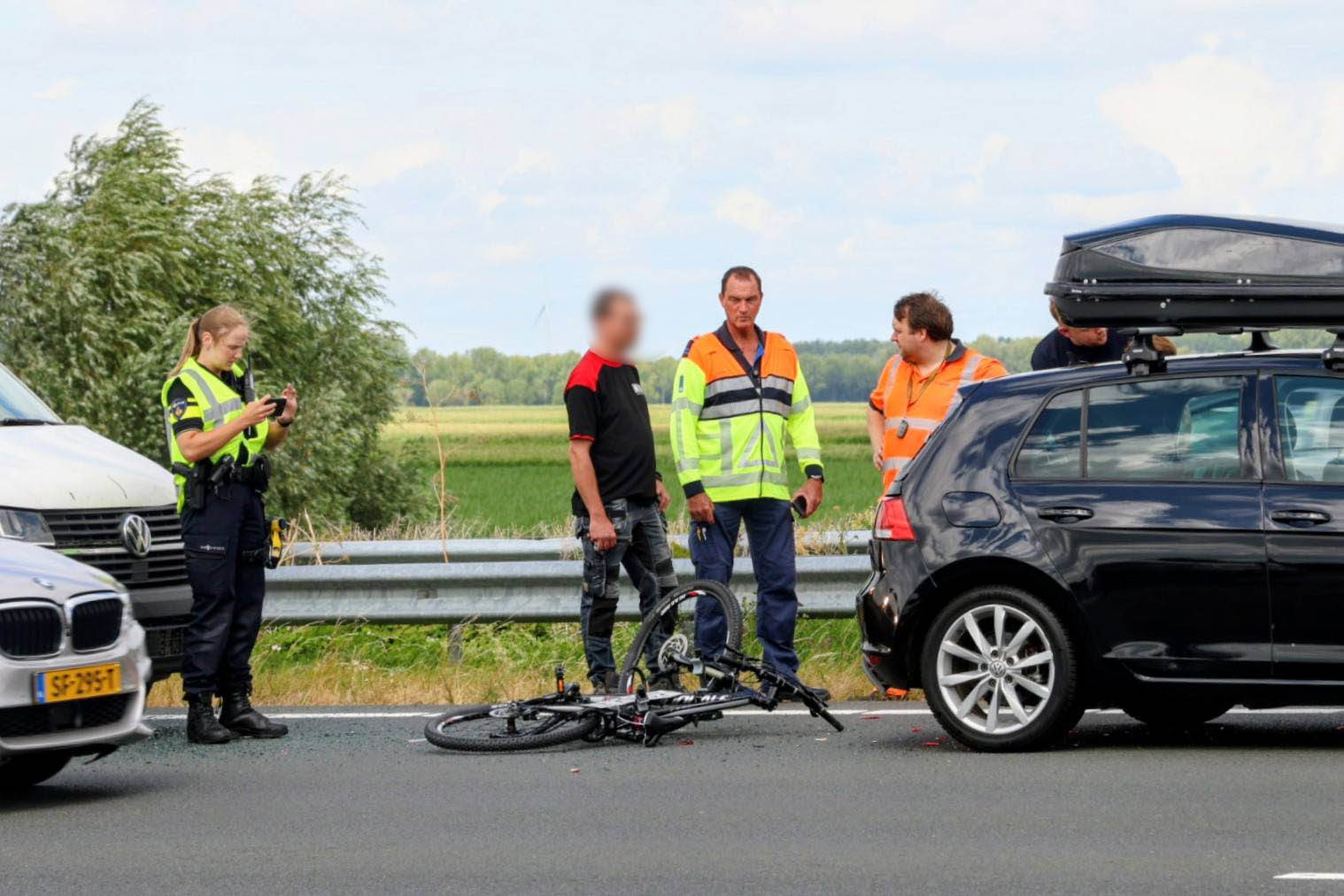 Personenauto en bedrijfsbusje botsen, achterruit gesprongen