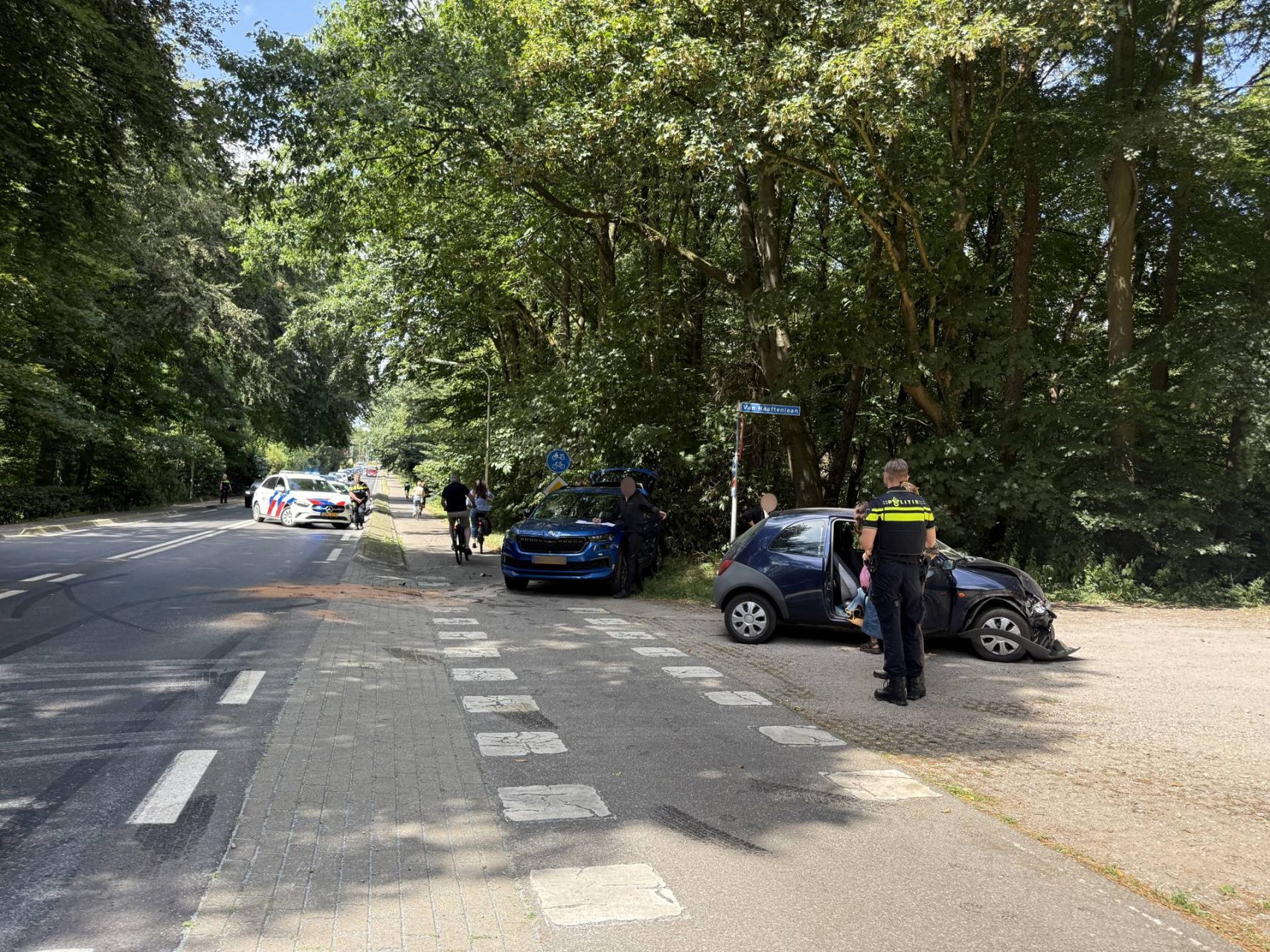 Twee auto’s botsen op elkaar
