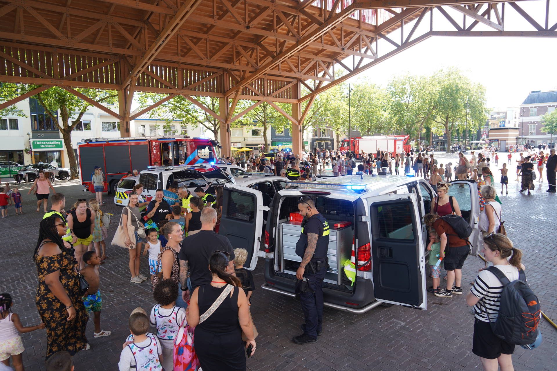 Jong en oud zoeken verkoeling met hulpdiensten in Apeldoorn