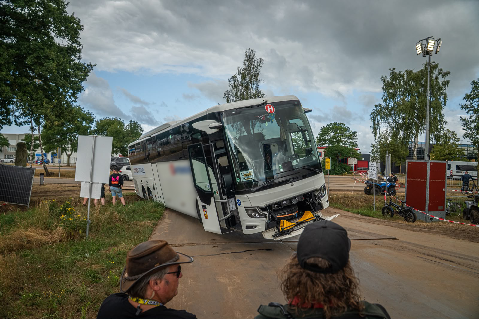 Touringcar raakt van de weg bij Zwarte Cross