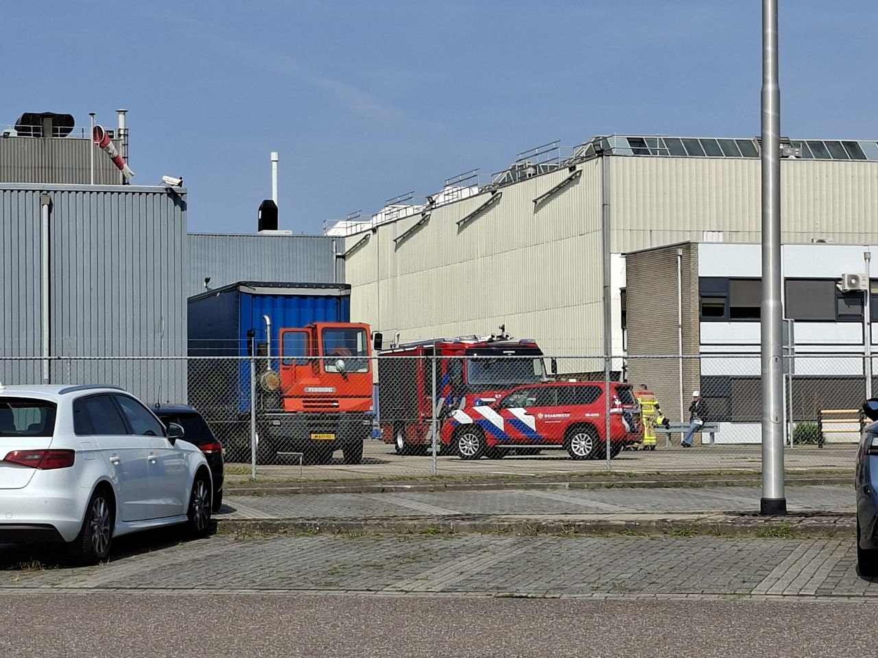 Brandweer doet nacontrole bij vrachtwagen op bedrijventerrein