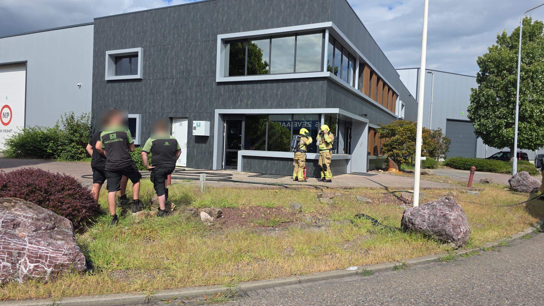 Smeulende omvormers zorgen voor ontruiming