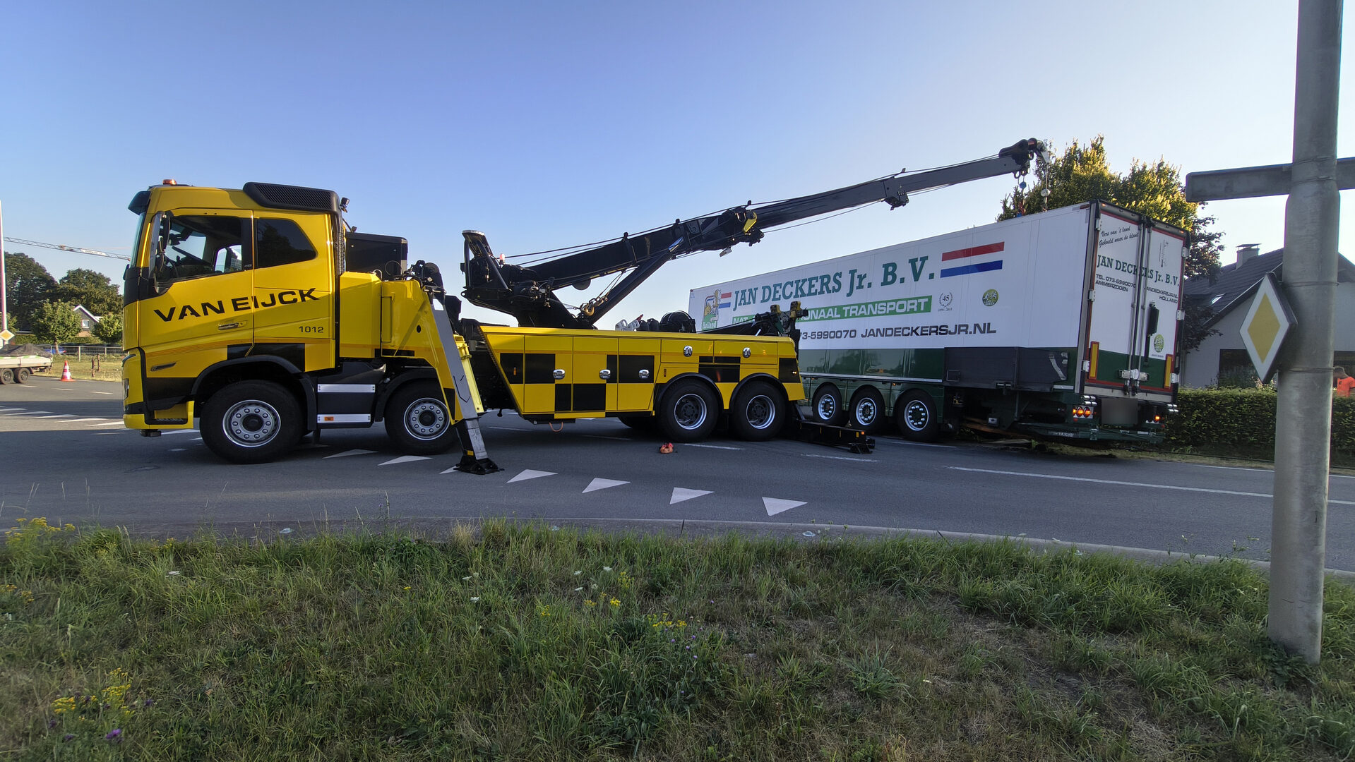 Vrachtwagen belandt in greppel