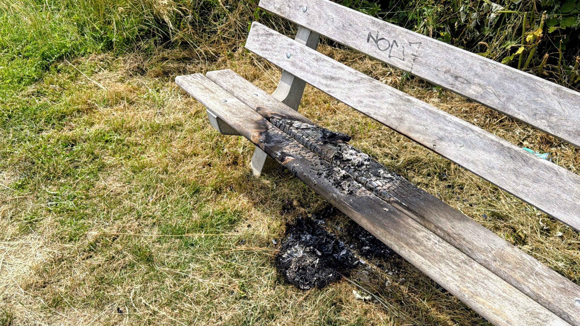 Bankje in brand, zoektocht naar tweede brand zonder resultaat