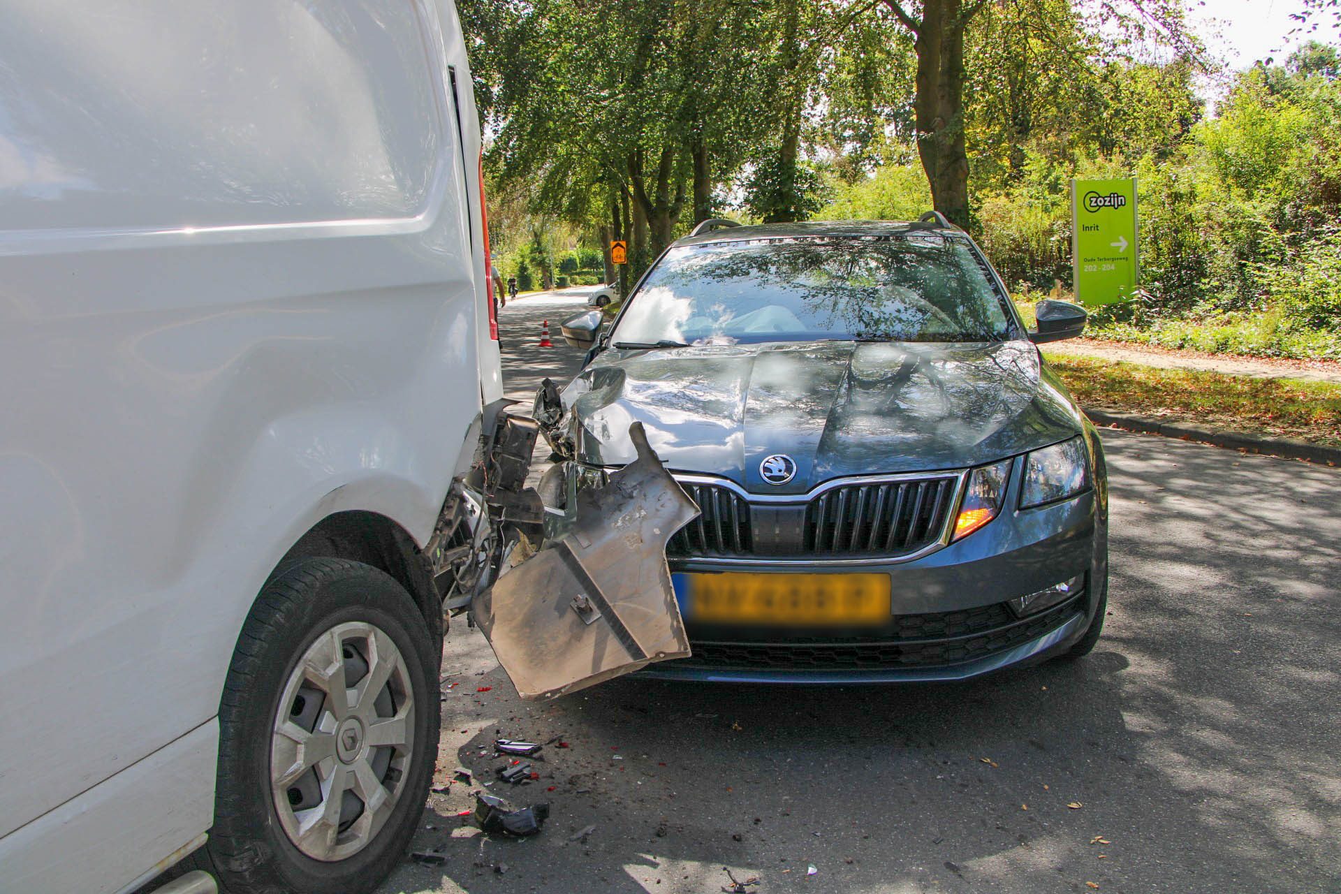 Postbezorger rijdt achteruit en botst met automobilist