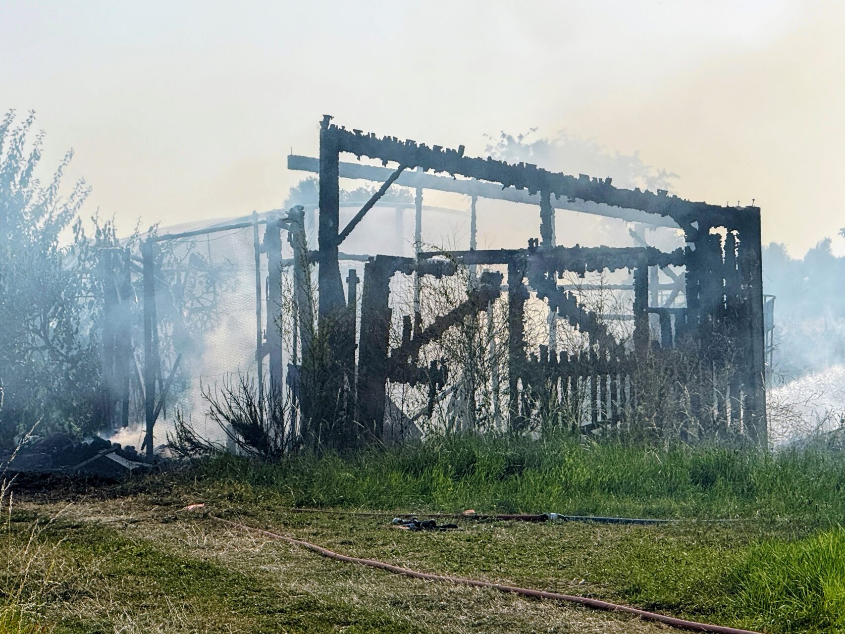 Vrijstaande schuur verwoest door brand