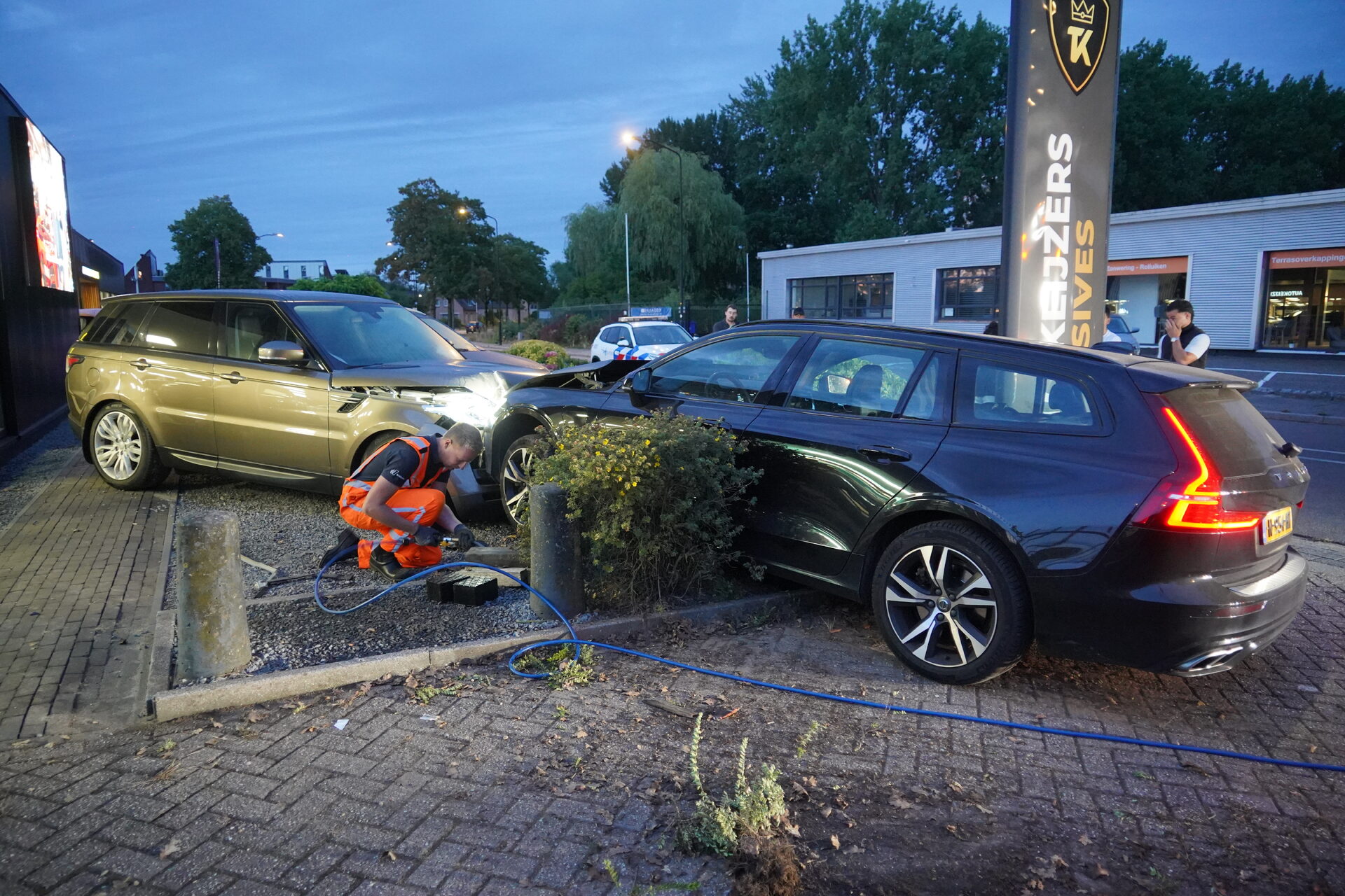 Automobilist belandt in bosjes en ramt te koop staande auto in Apeldoorn