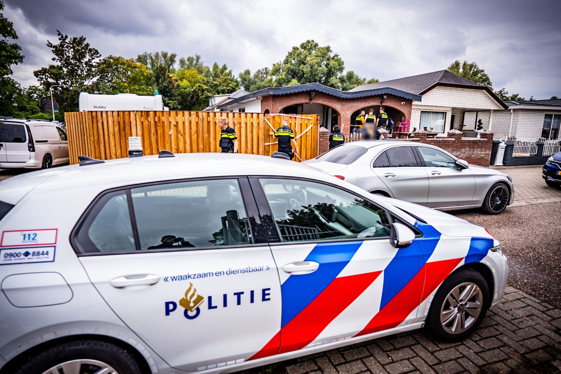 Arrestatieteam doet inval op woonwagenkamp Lobith