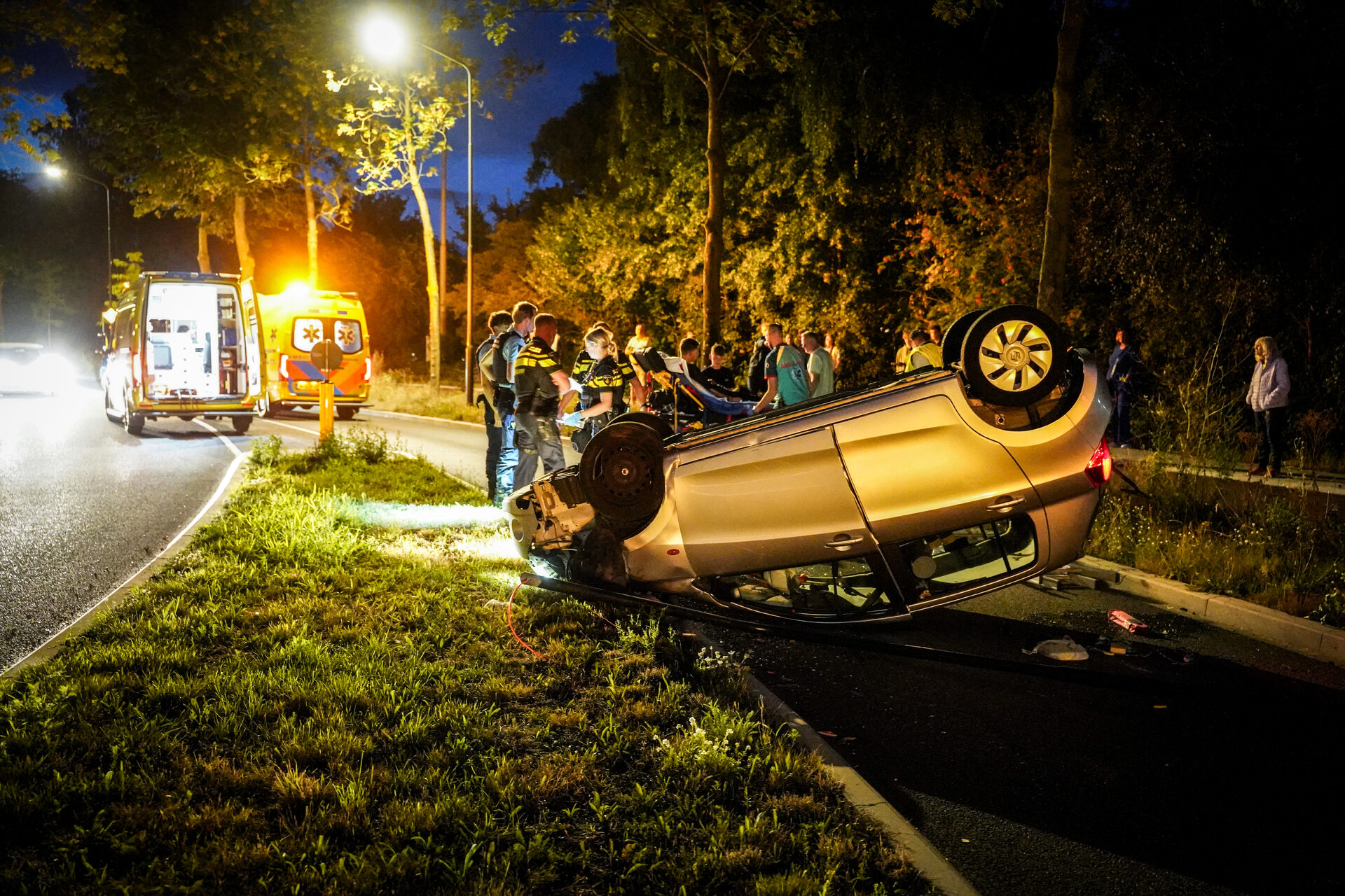 Auto over de kop, hulpdiensten ingezet in Apeldoorn